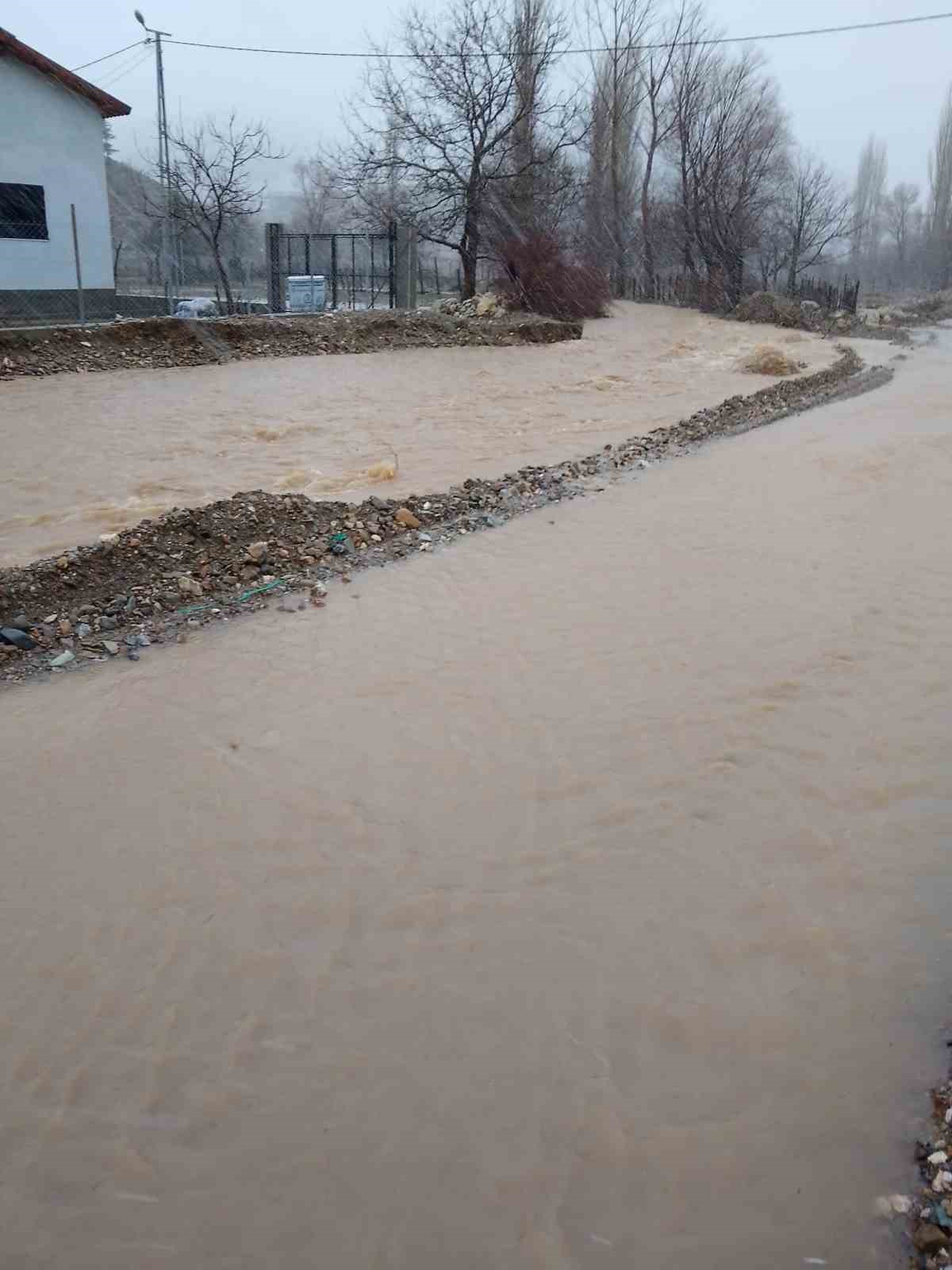 Adana’nın Feke, Saimbeyli ve Kozan ilçelerinde sel sonrası yoğun mesai
Adana’nın Feke, Saimbeyli ve Kozan ilçelerinde sel sonrası yoğun mesai