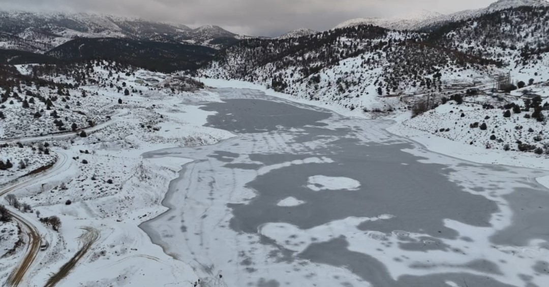 ’Adana’nın Sibiryası’nda Kürebeli Barajı buz tuttu
