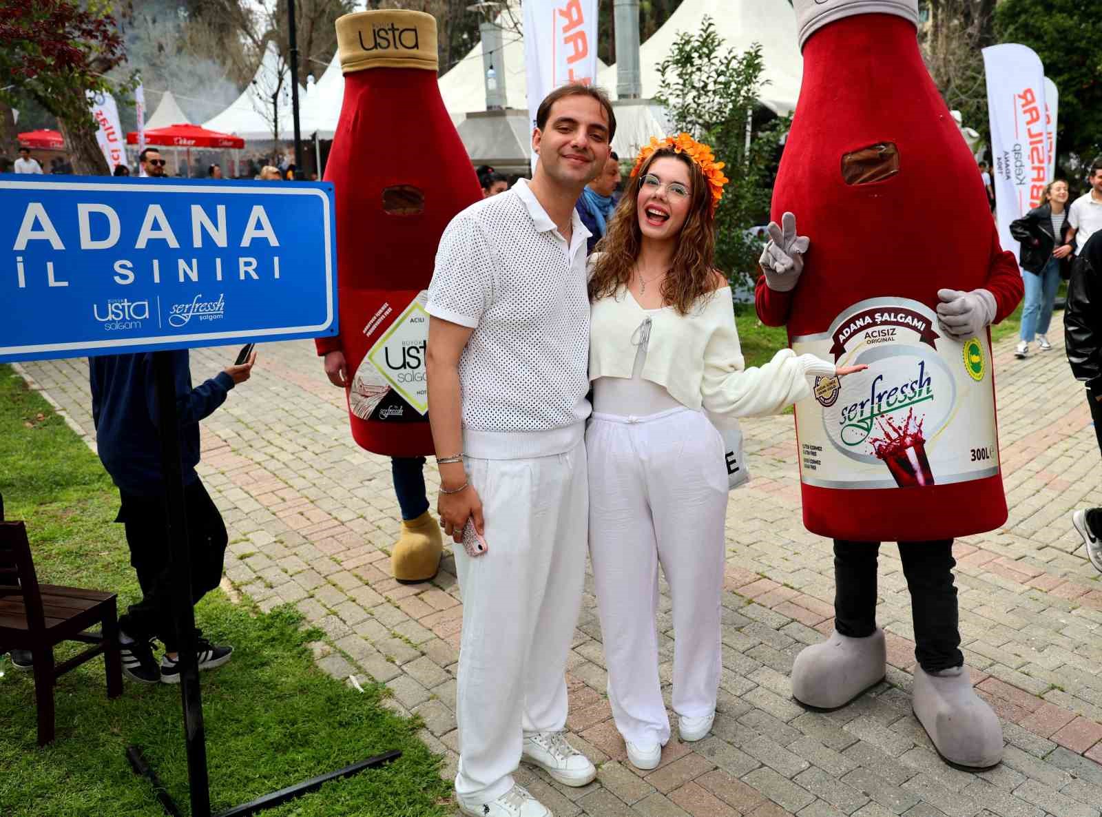 Adana’nın tescilli lezzeti şalgam, karnavalın gözdesi oldu
Adana’nın tescilli lezzeti şalgam, karnavalın gözdesi oldu