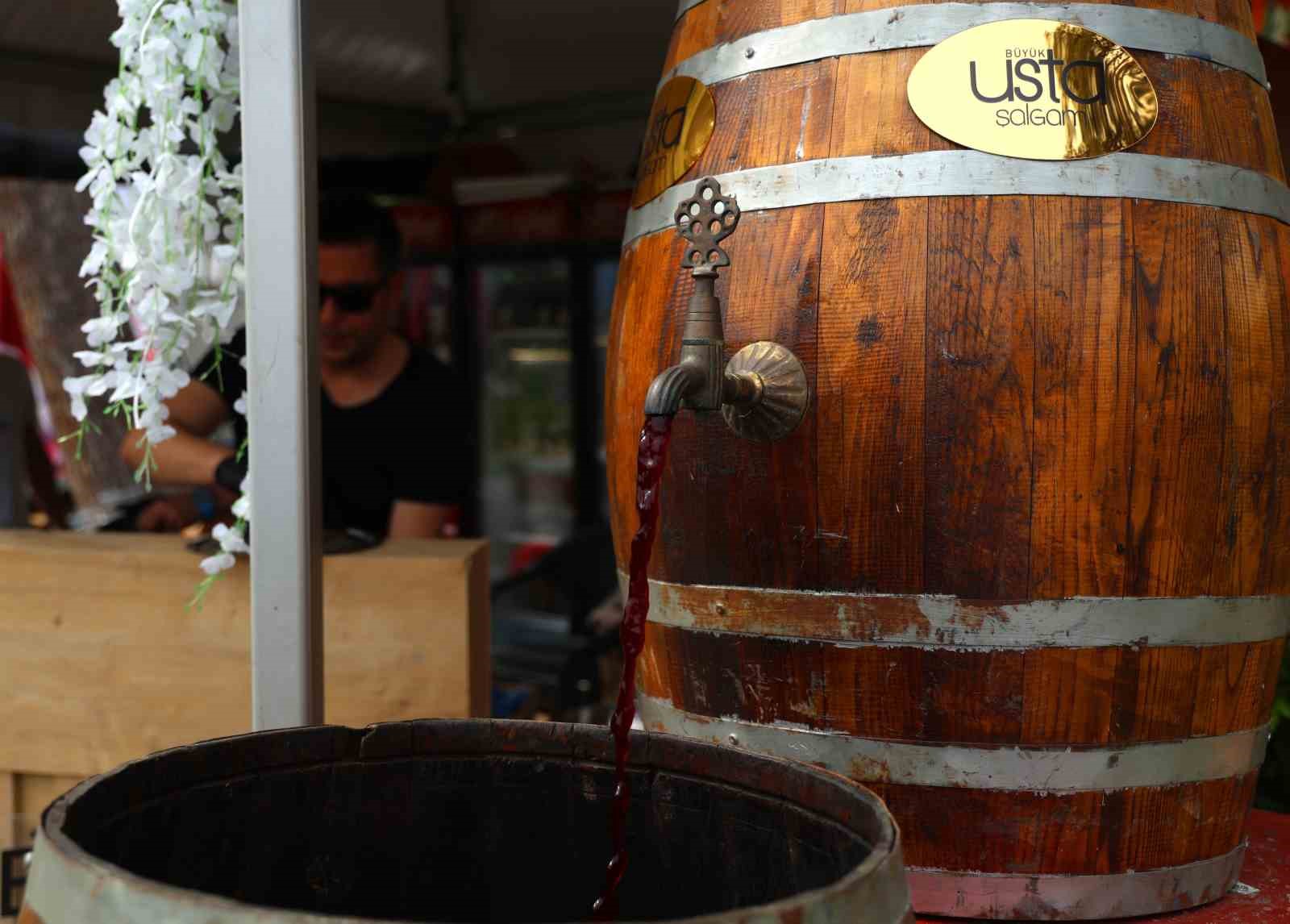 Adana’nın tescilli lezzeti şalgam, karnavalın gözdesi oldu
Adana’nın tescilli lezzeti şalgam, karnavalın gözdesi oldu