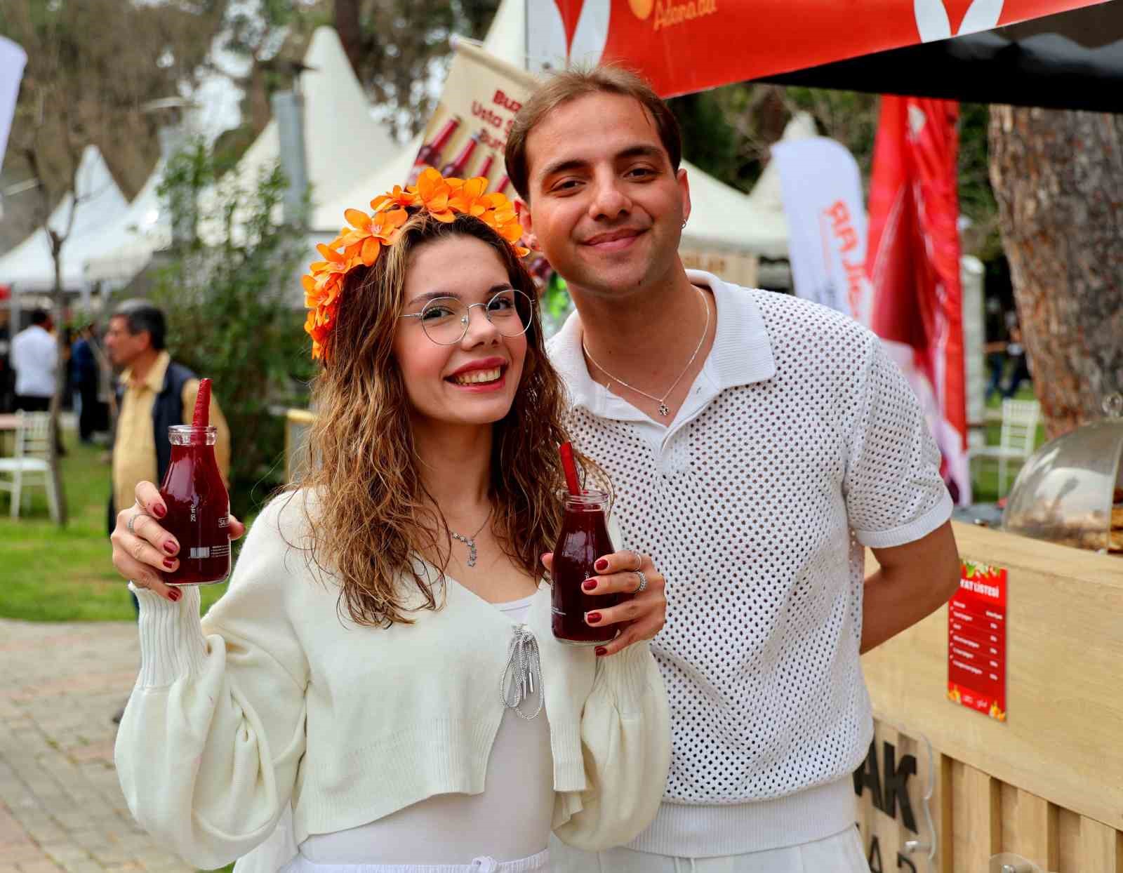 Adana’nın tescilli lezzeti şalgam, karnavalın gözdesi oldu
Adana’nın tescilli lezzeti şalgam, karnavalın gözdesi oldu