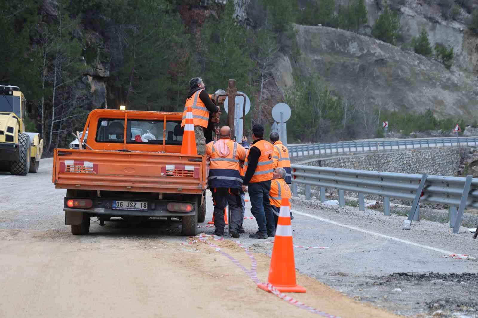 Adana’yı Kayseri ve Sivas’a bağlayan güzergahta ulaşım kontrollü sağlanıyor
Adana’yı Kayseri ve Sivas’a bağlayan güzergahta ulaşım kontrollü sağlanıyor