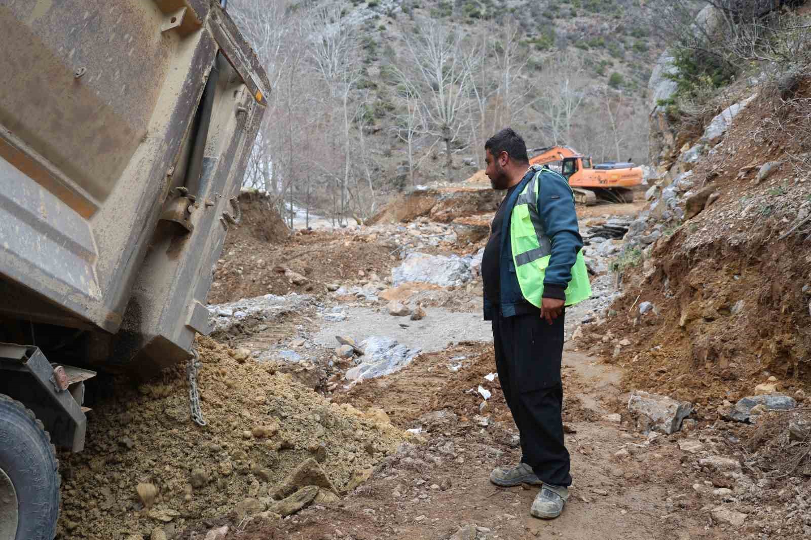 Adana’yı Kayseri ve Sivas’a bağlayan güzergahta ulaşım kontrollü sağlanıyor
Adana’yı Kayseri ve Sivas’a bağlayan güzergahta ulaşım kontrollü sağlanıyor