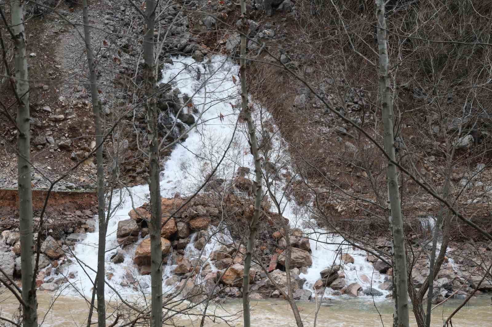Adana’yı Kayseri ve Sivas’a bağlayan güzergahta ulaşım kontrollü sağlanıyor
Adana’yı Kayseri ve Sivas’a bağlayan güzergahta ulaşım kontrollü sağlanıyor
