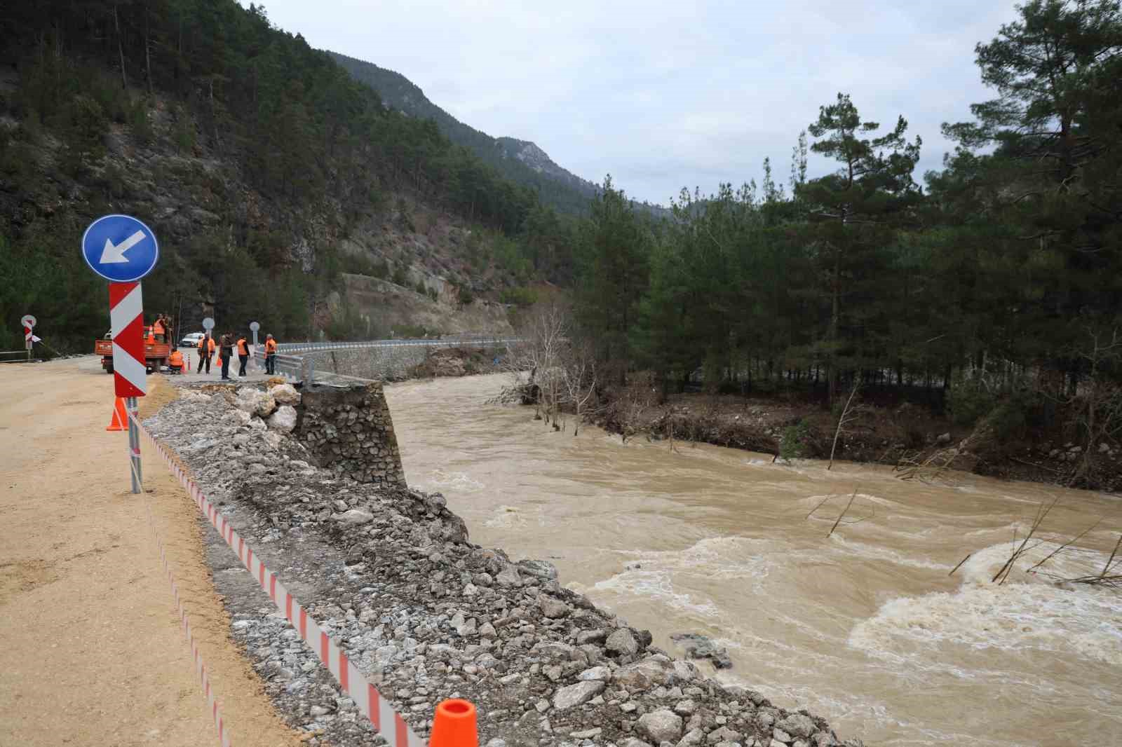 Adana’yı Kayseri ve Sivas’a bağlayan güzergahta ulaşım kontrollü sağlanıyor
Adana’yı Kayseri ve Sivas’a bağlayan güzergahta ulaşım kontrollü sağlanıyor