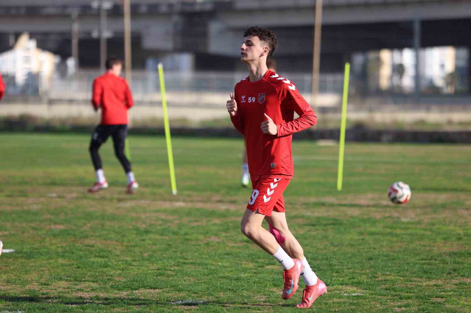 Adem Yeşilyurt: "Fenerbahçe’de forma rekabetine girmek istiyorum"
