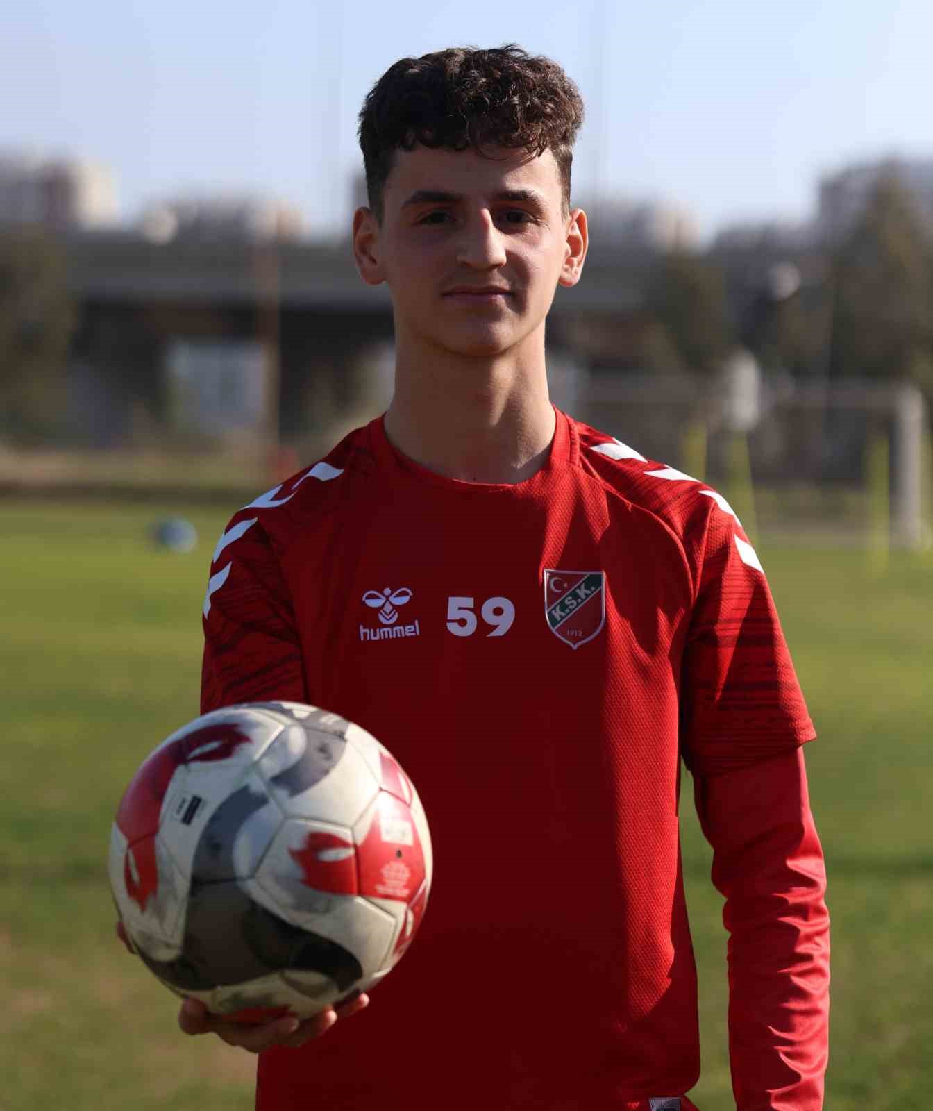 Adem Yeşilyurt: "Fenerbahçe’de forma rekabetine girmek istiyorum"
