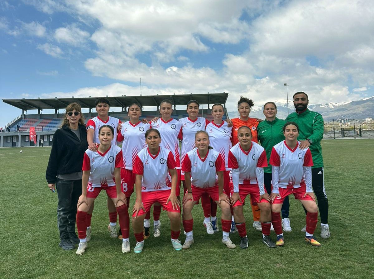 Adil Sani Konukoğlu Spor Lisesi Gençler A Kız Futbol Takımı Türkiye finallerinde
