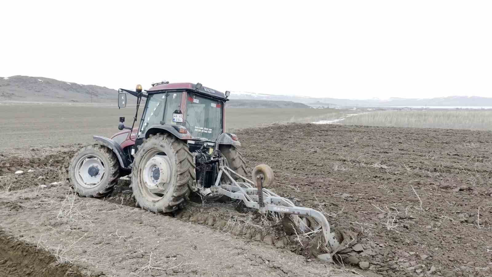 Adilcevaz’da arpa ekimine başlandı
