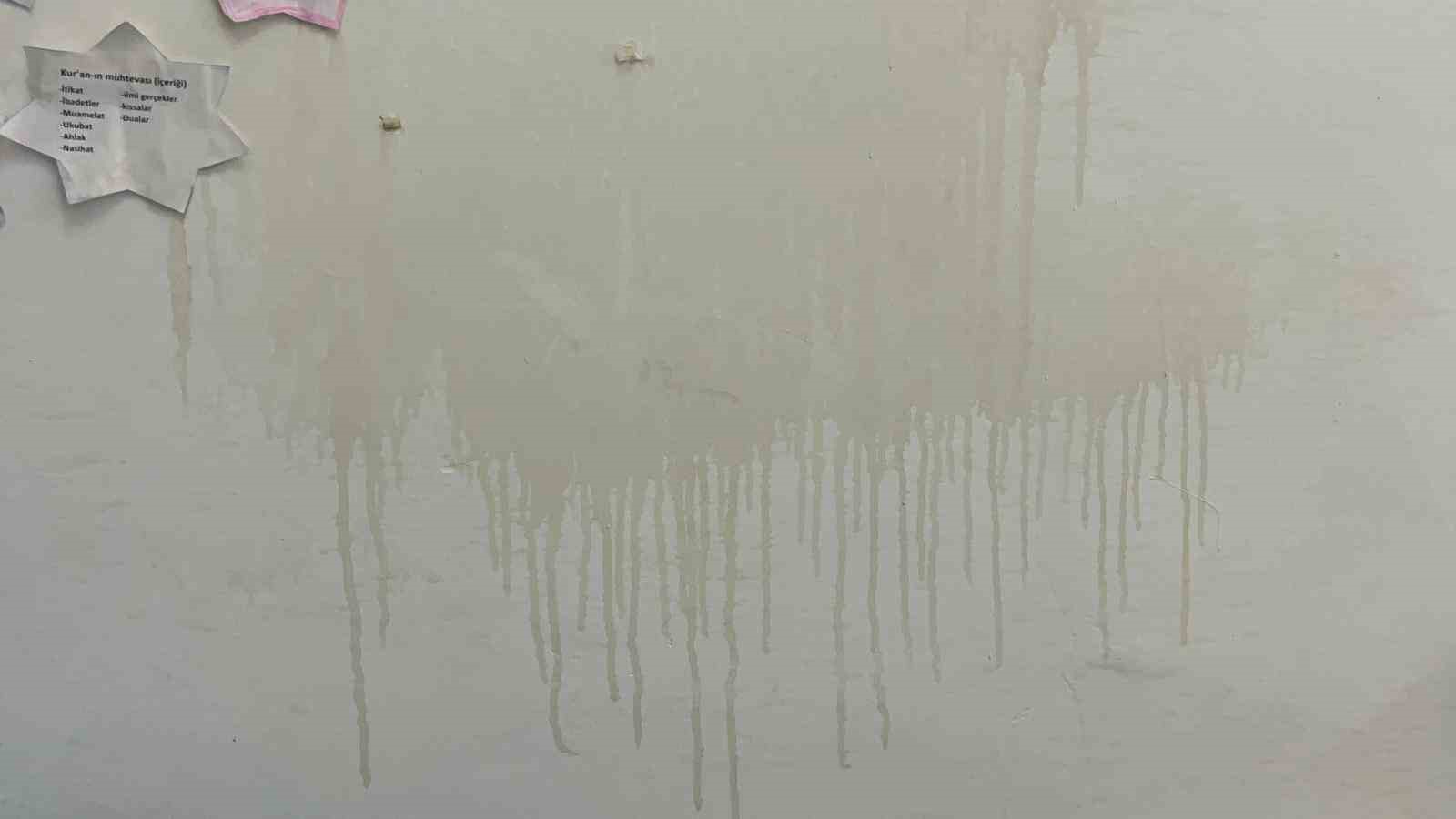 Adilcevaz’da camiye çirkin saldırı: Halılar üzerinde sigara izmaritleri söndürüldü
