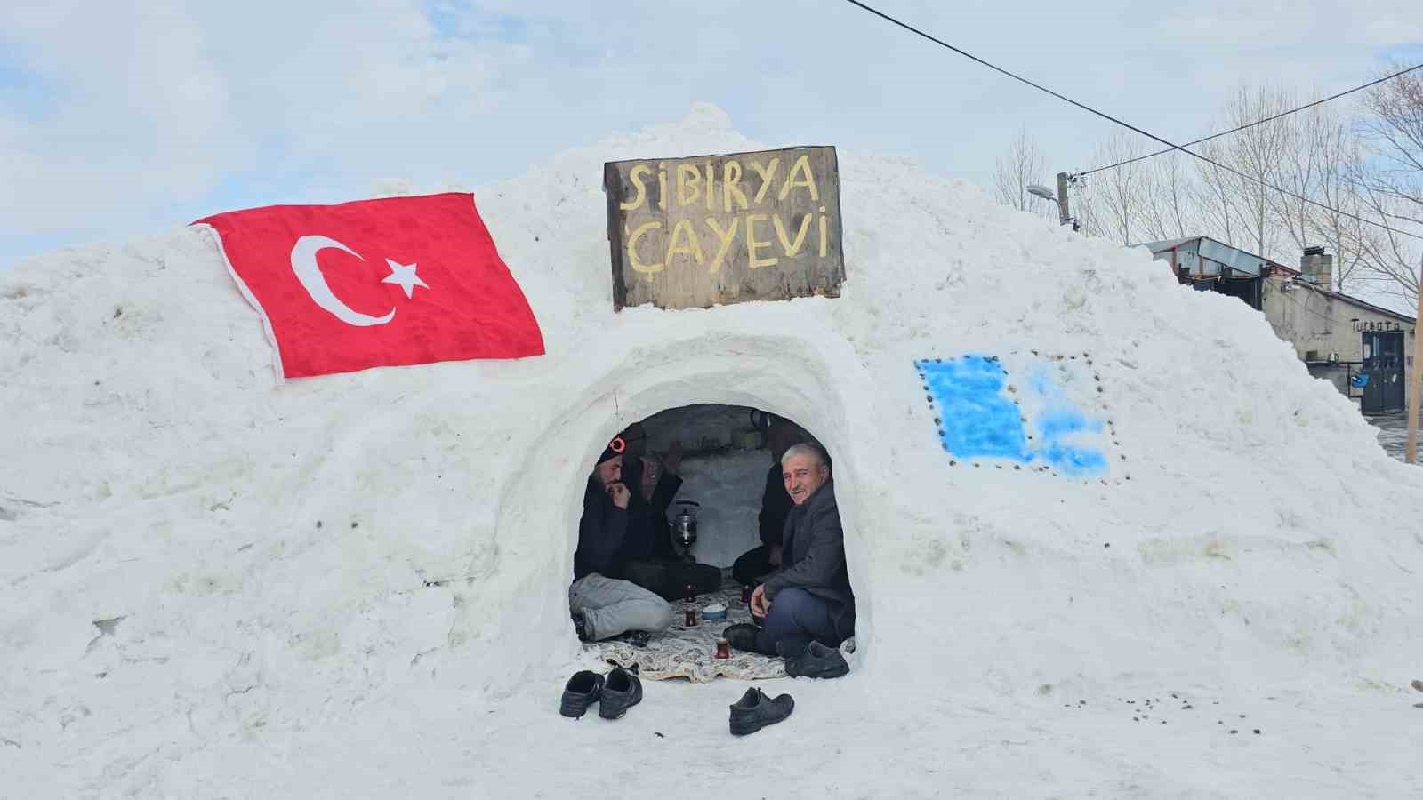 Adilcevaz’da esnaf biriken kardan çay evi yaptı
