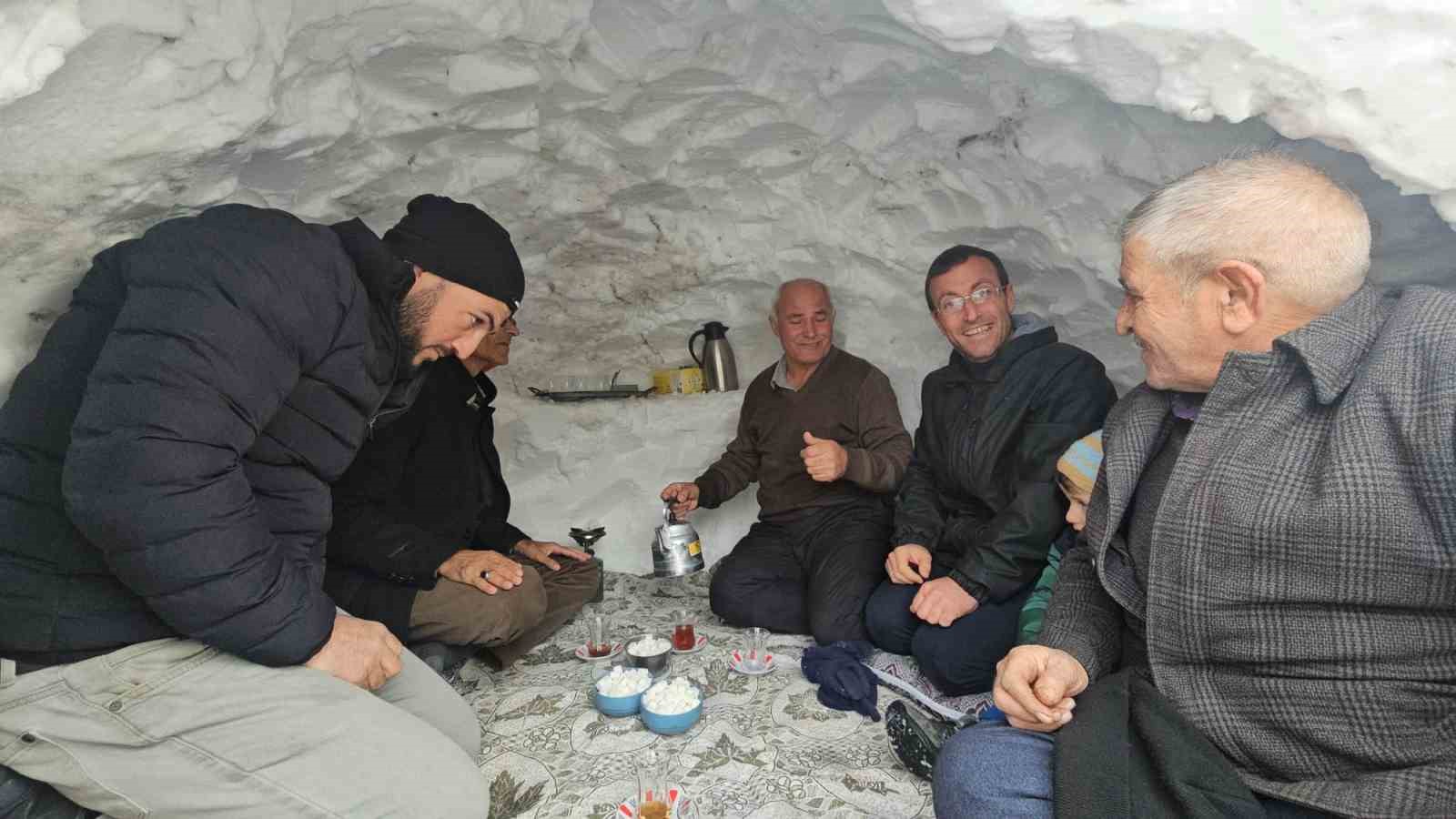 Adilcevaz’da esnaf biriken kardan çay evi yaptı
