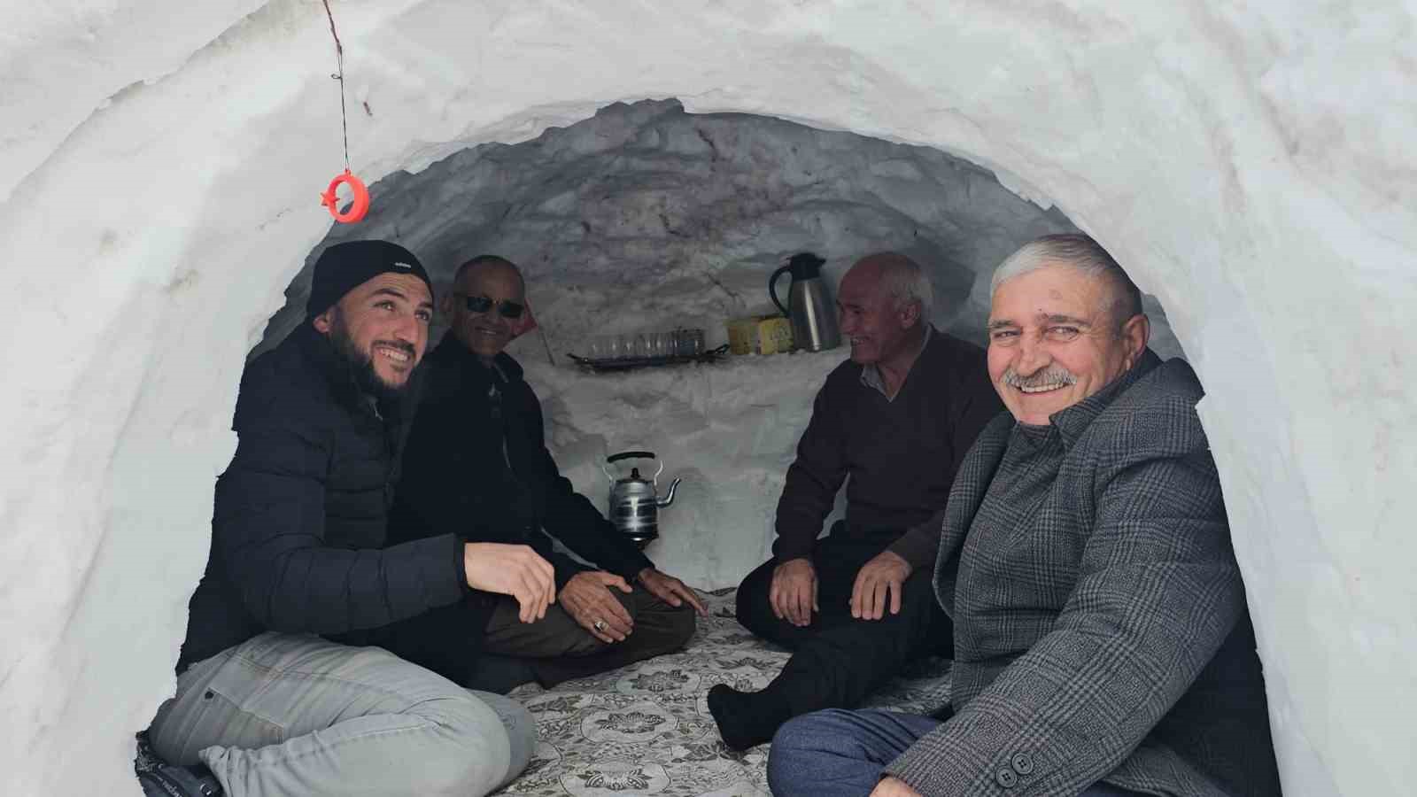 Adilcevaz’da esnaf biriken kardan çay evi yaptı
