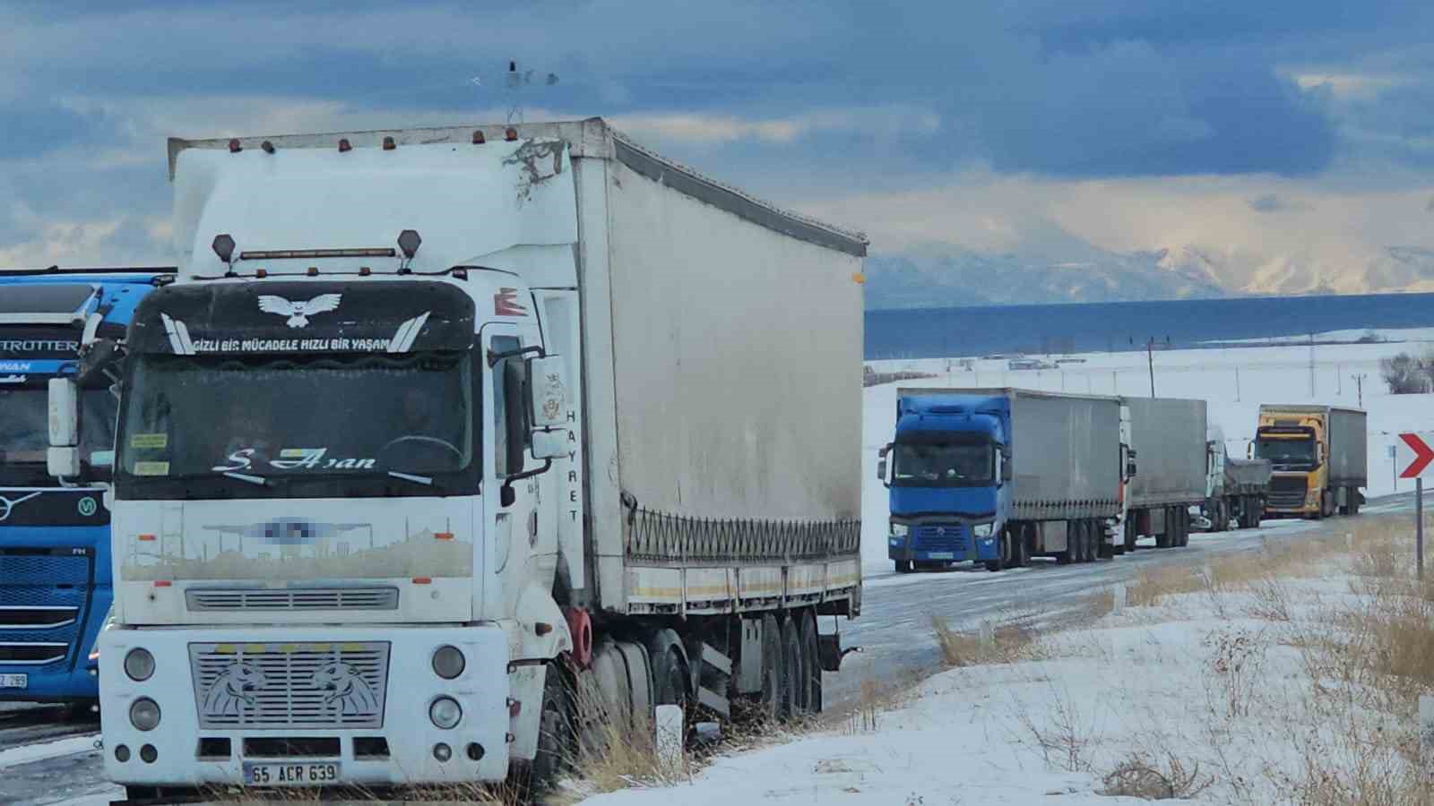 Adilcevaz’da kar ve buzlanma nedeniyle onlarca araç yolda kaldı
