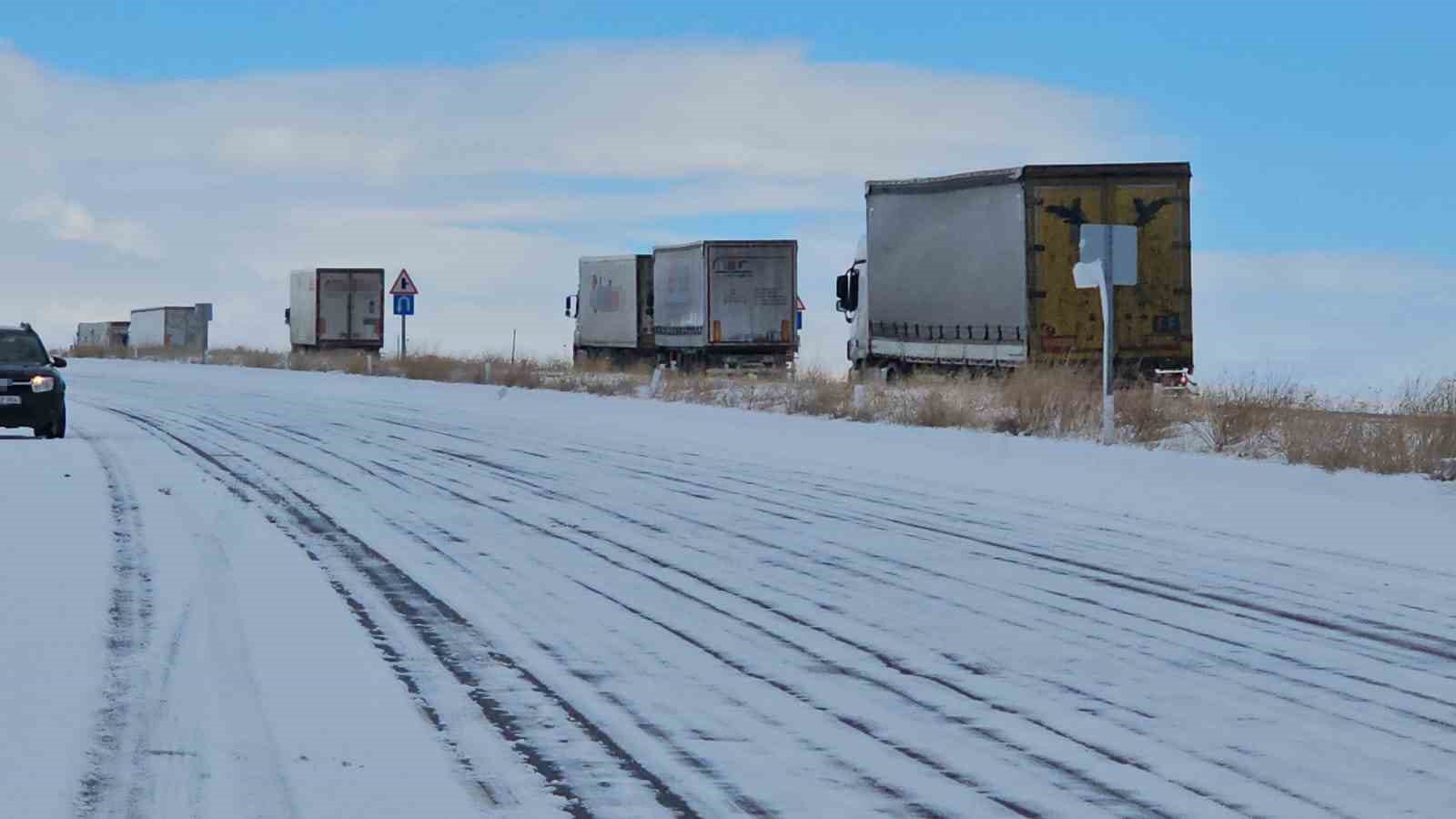 Adilcevaz’da kar ve buzlanma nedeniyle onlarca araç yolda kaldı
