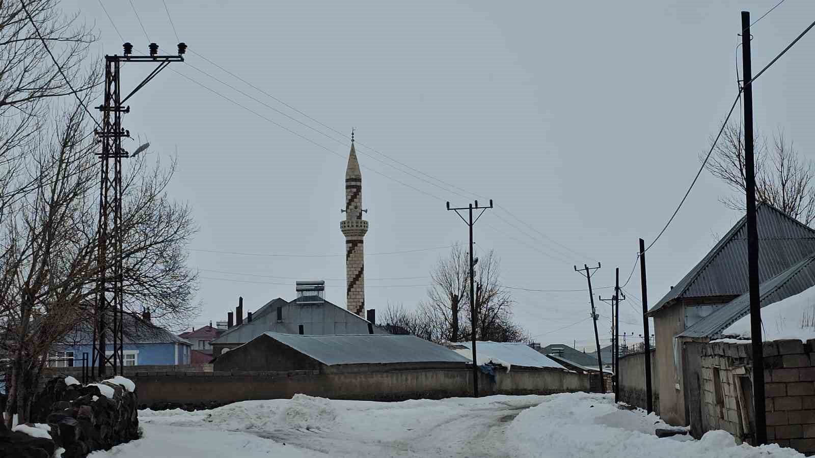 Adilcevaz’da kar ve buzlanma nedeniyle onlarca araç yolda kaldı
