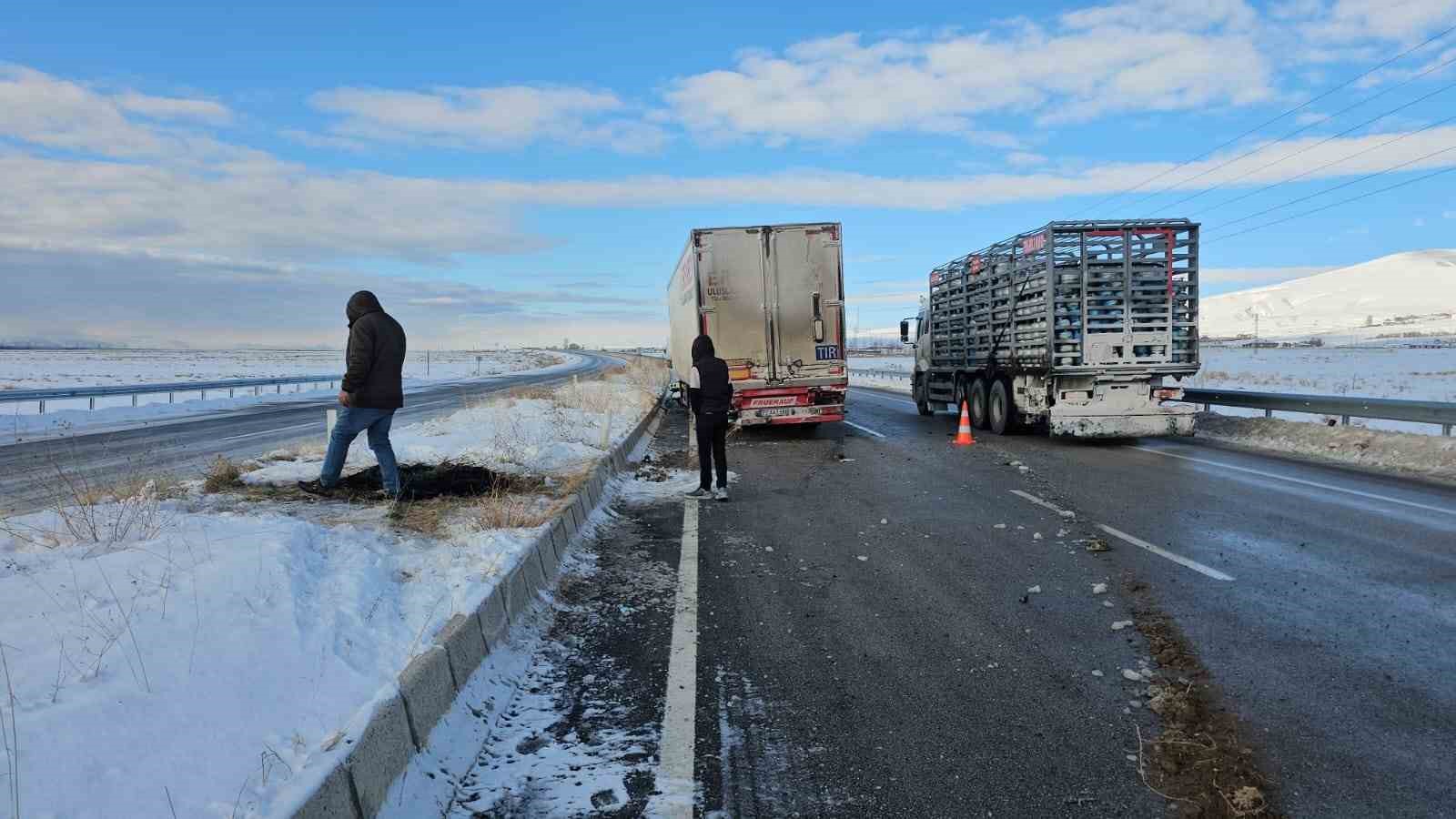 Adilcevaz’da karpuz yüklü tır kaza yaptı: 1 yaralı
