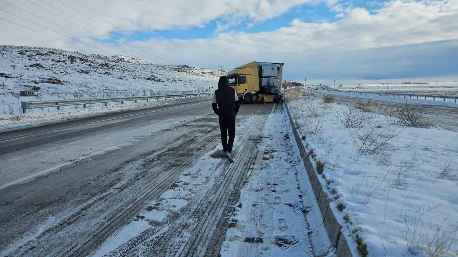 Adilcevaz’da karpuz yüklü tır kaza yaptı: 1 yaralı
