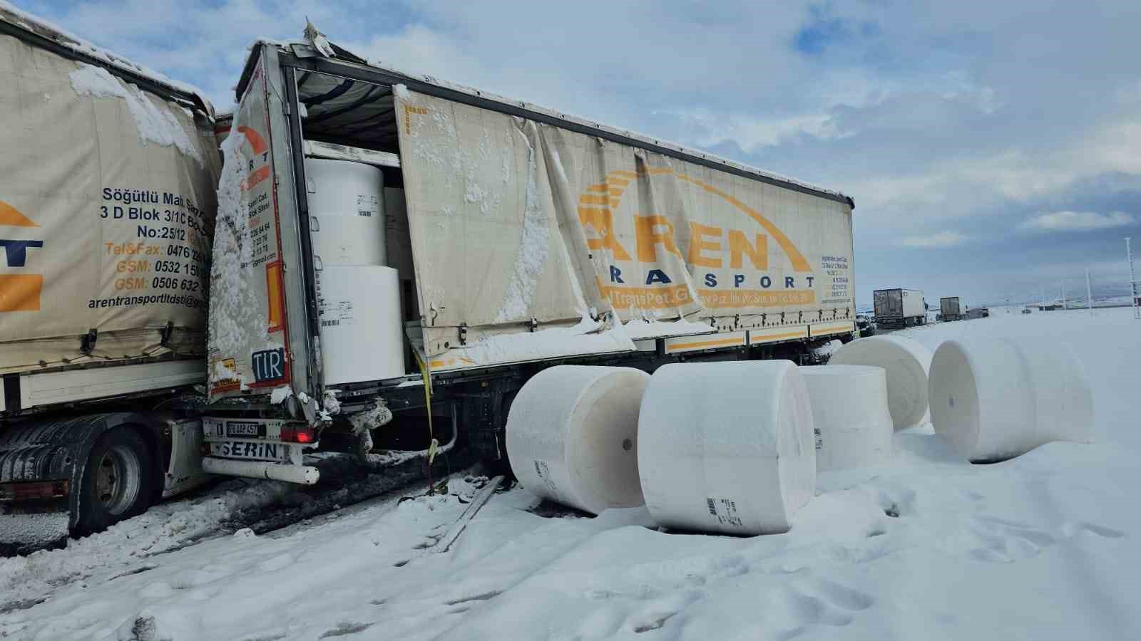 Adilcevaz’da tırlar çarpıştı
