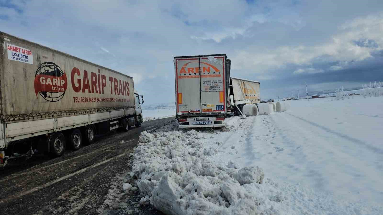 Adilcevaz’da tırlar çarpıştı
