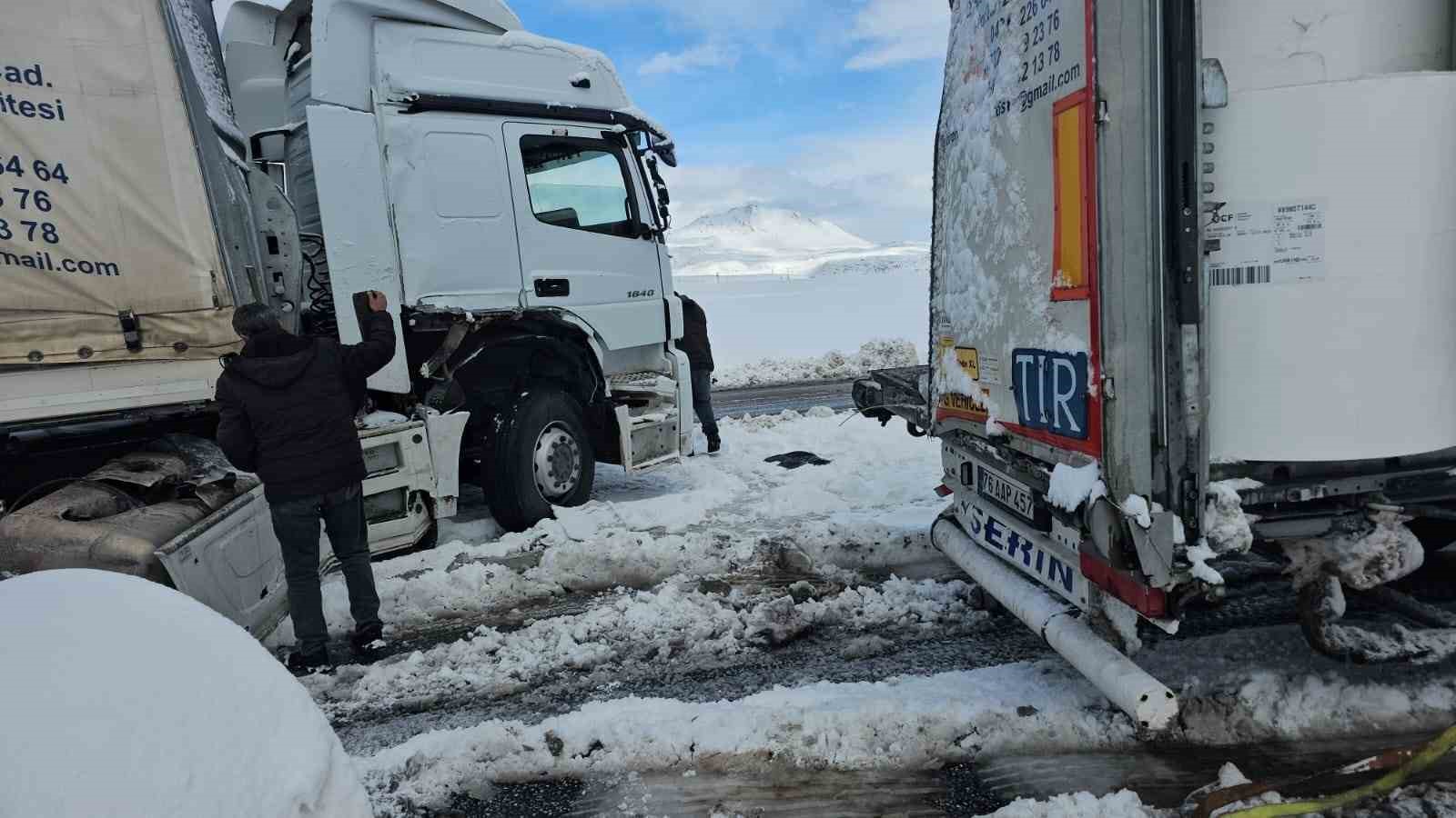 Adilcevaz’da tırlar çarpıştı
