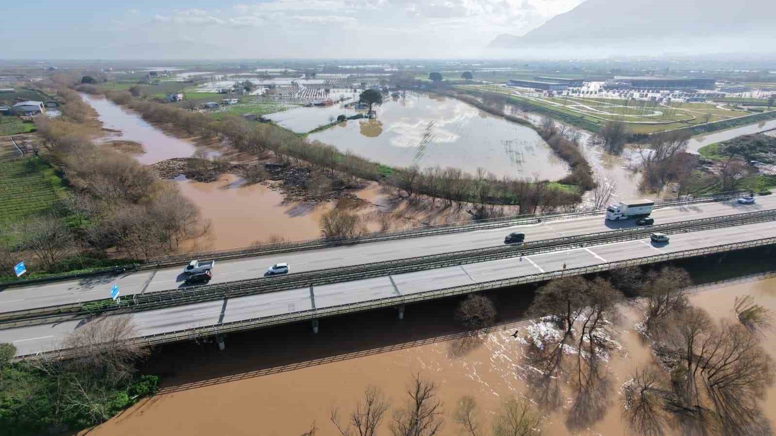 Adımla geçilen nehir taştı
