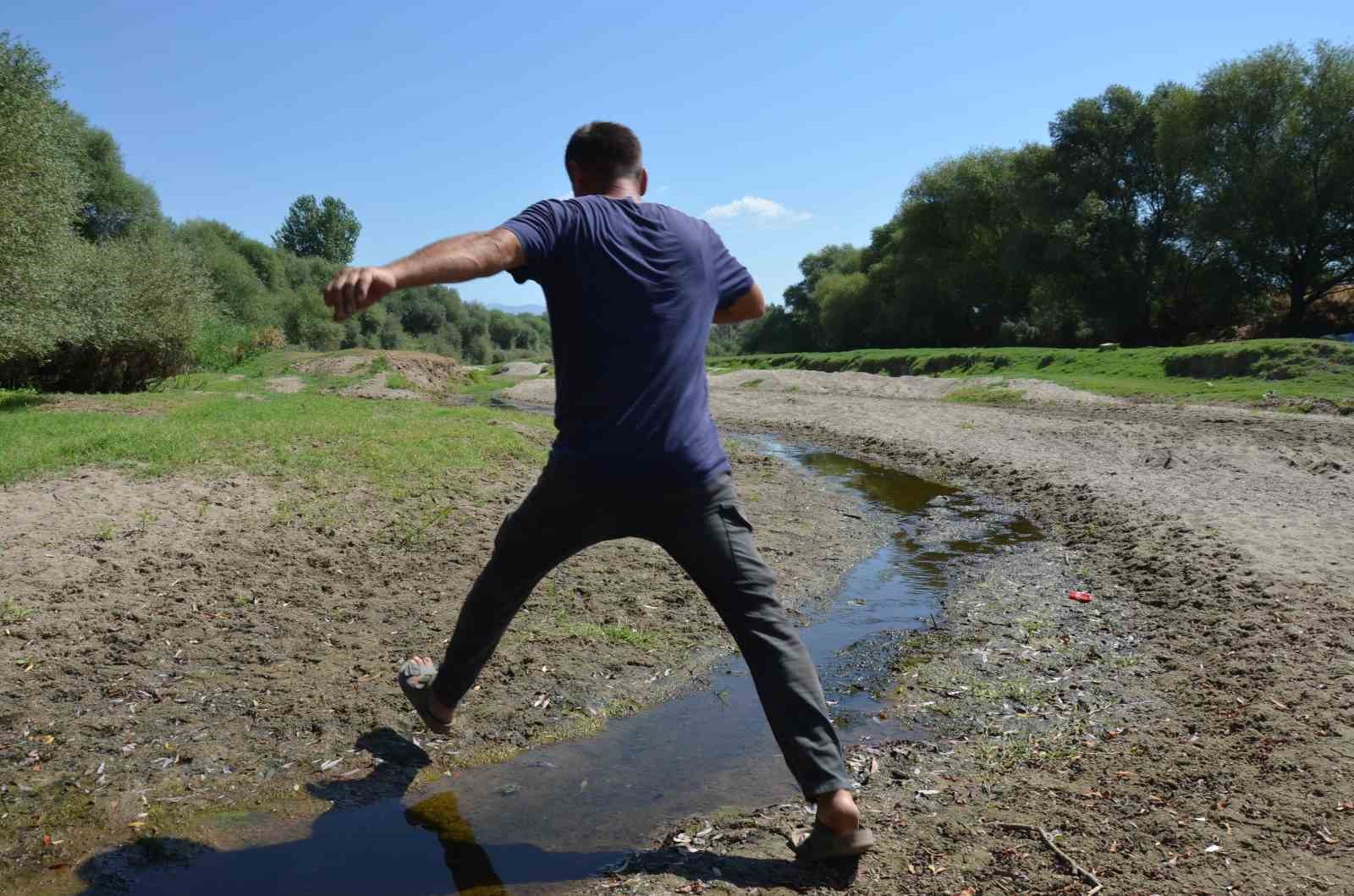 Adımla geçilen nehir taştı
