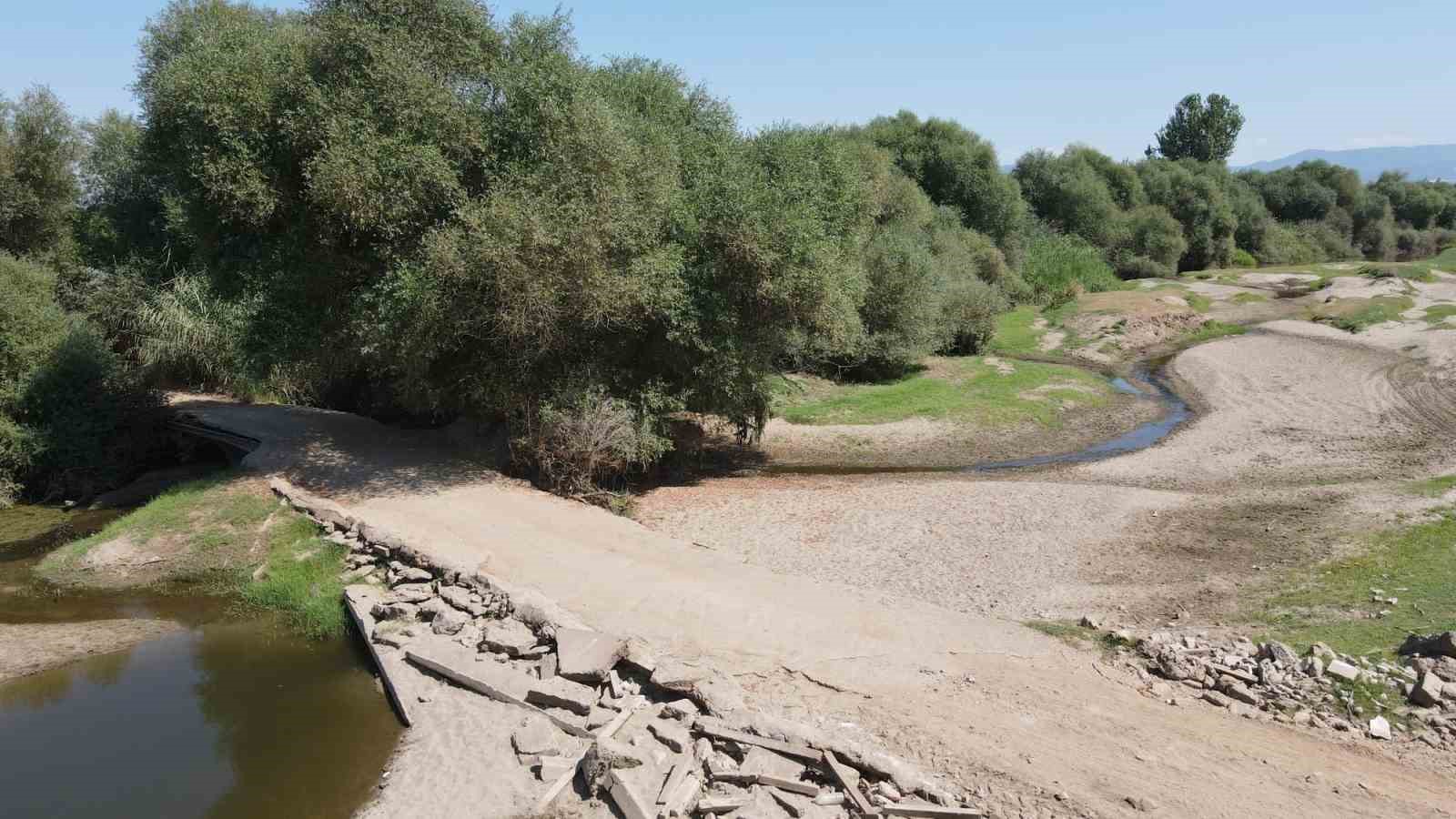 Adımla geçilen nehir taştı
