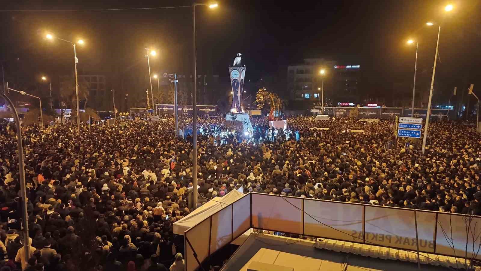 Adıyaman’da binlerce kişi deprem şehitlerini andı
