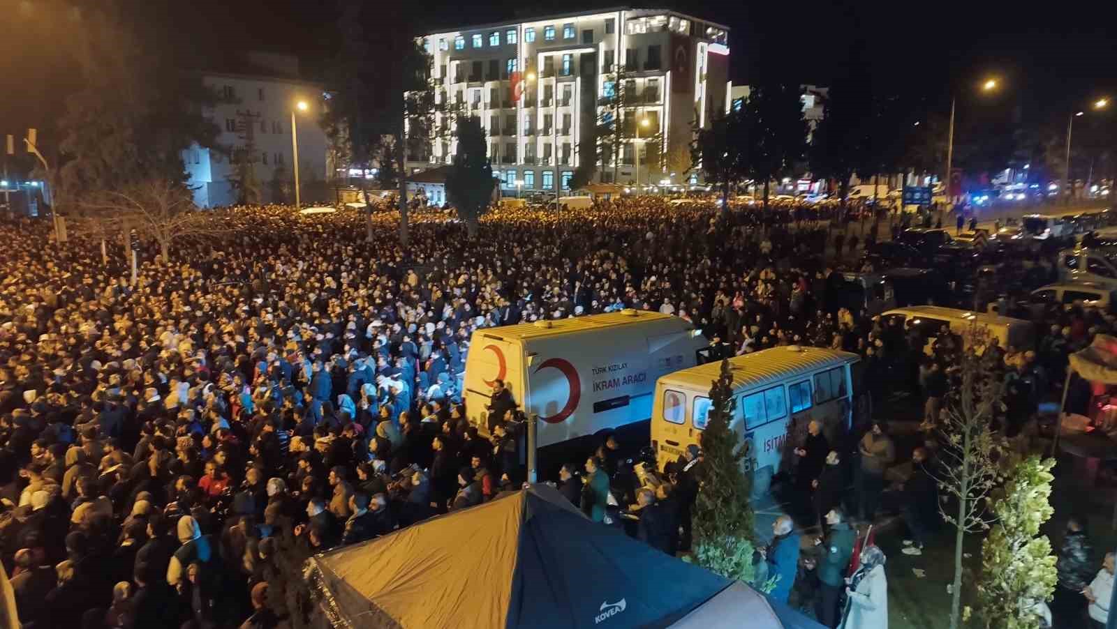 Adıyaman’da binlerce kişi deprem şehitlerini andı
