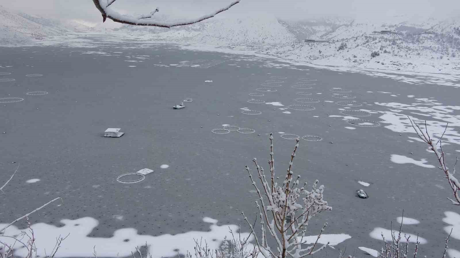 Adıyaman’da Çat Barajı’nın yüzeyi buz tuttu
