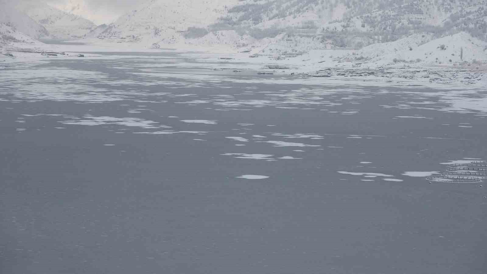 Adıyaman’da Çat Barajı’nın yüzeyi buz tuttu
