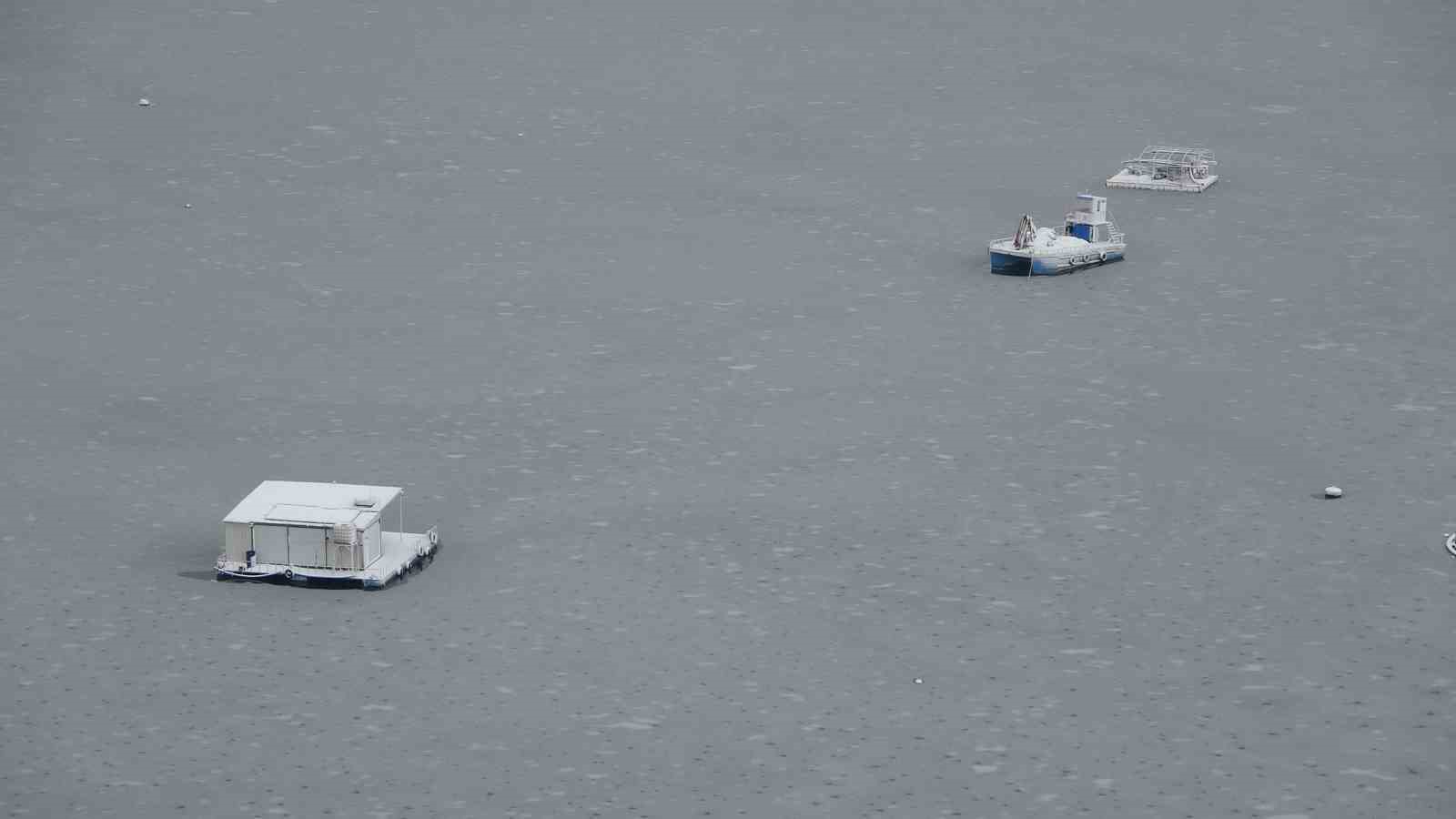 Adıyaman’da Çat Barajı’nın yüzeyi buz tuttu
