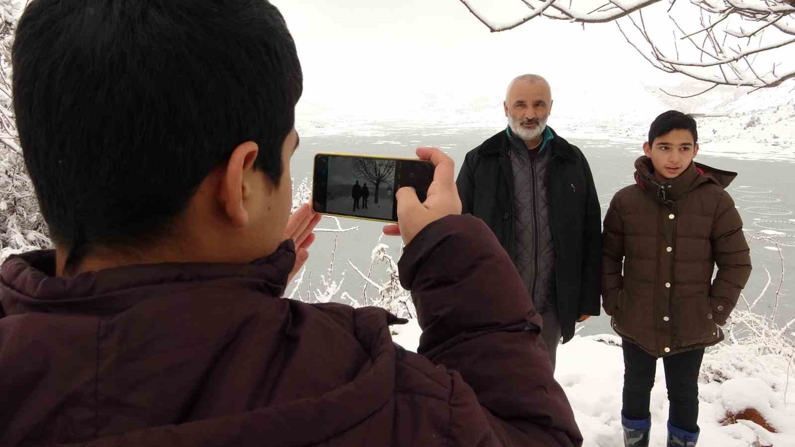 Adıyaman’da Çat Barajı’nın yüzeyi buz tuttu
