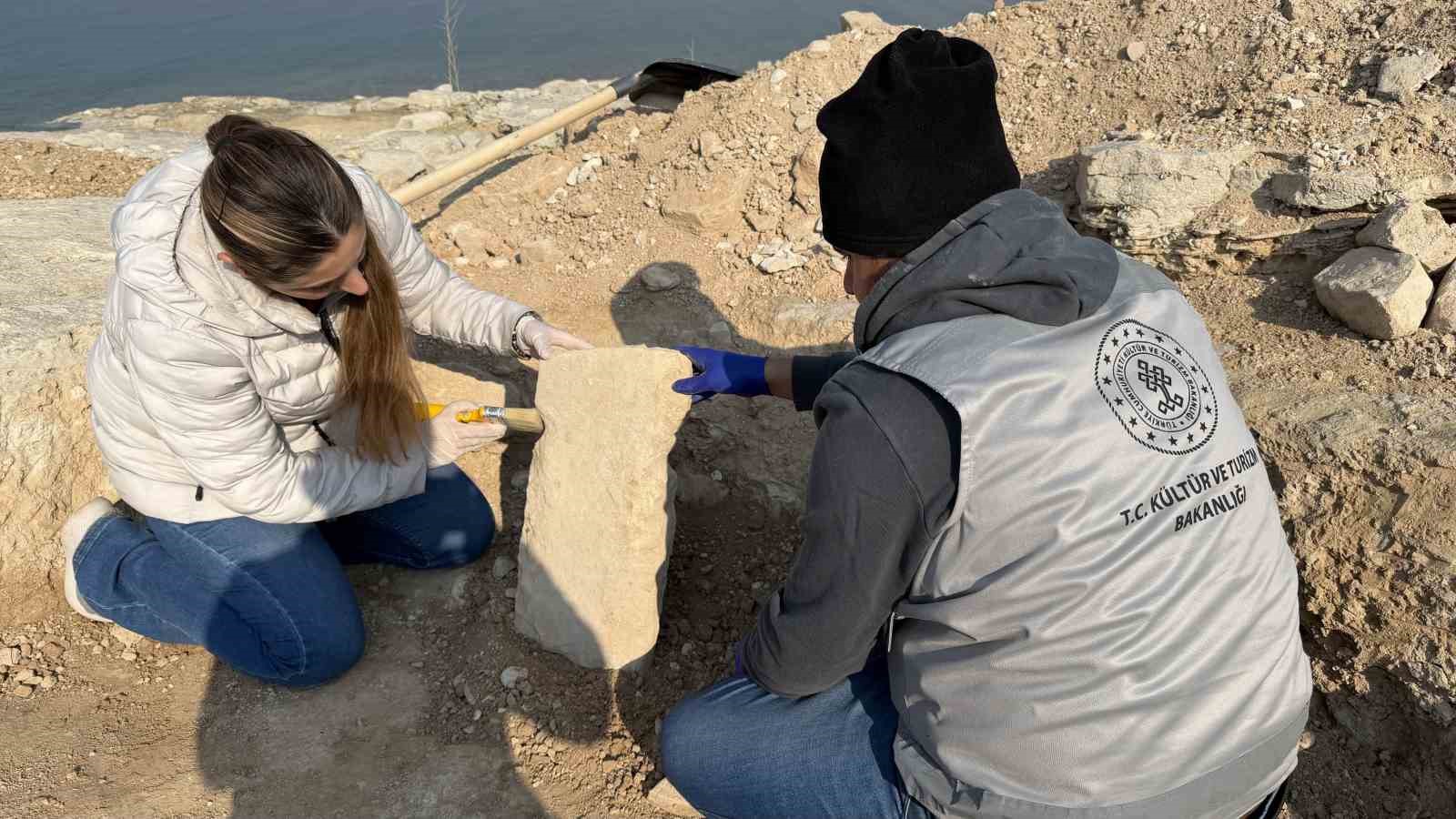 Adıyaman’da, Göbeklitepe’deki ‘T’ şekilli taşların benzeri ortaya çıktı
