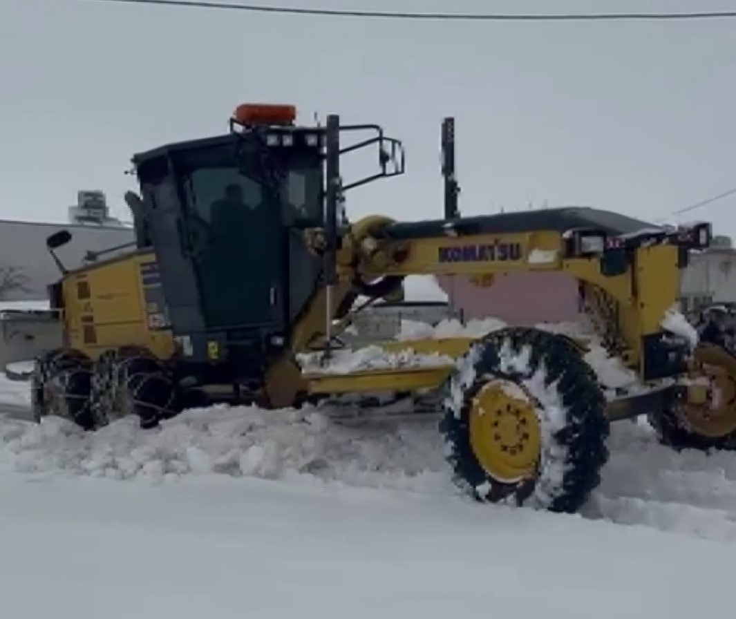 Adıyaman’da karla mücadele aralıksız sürüyor
