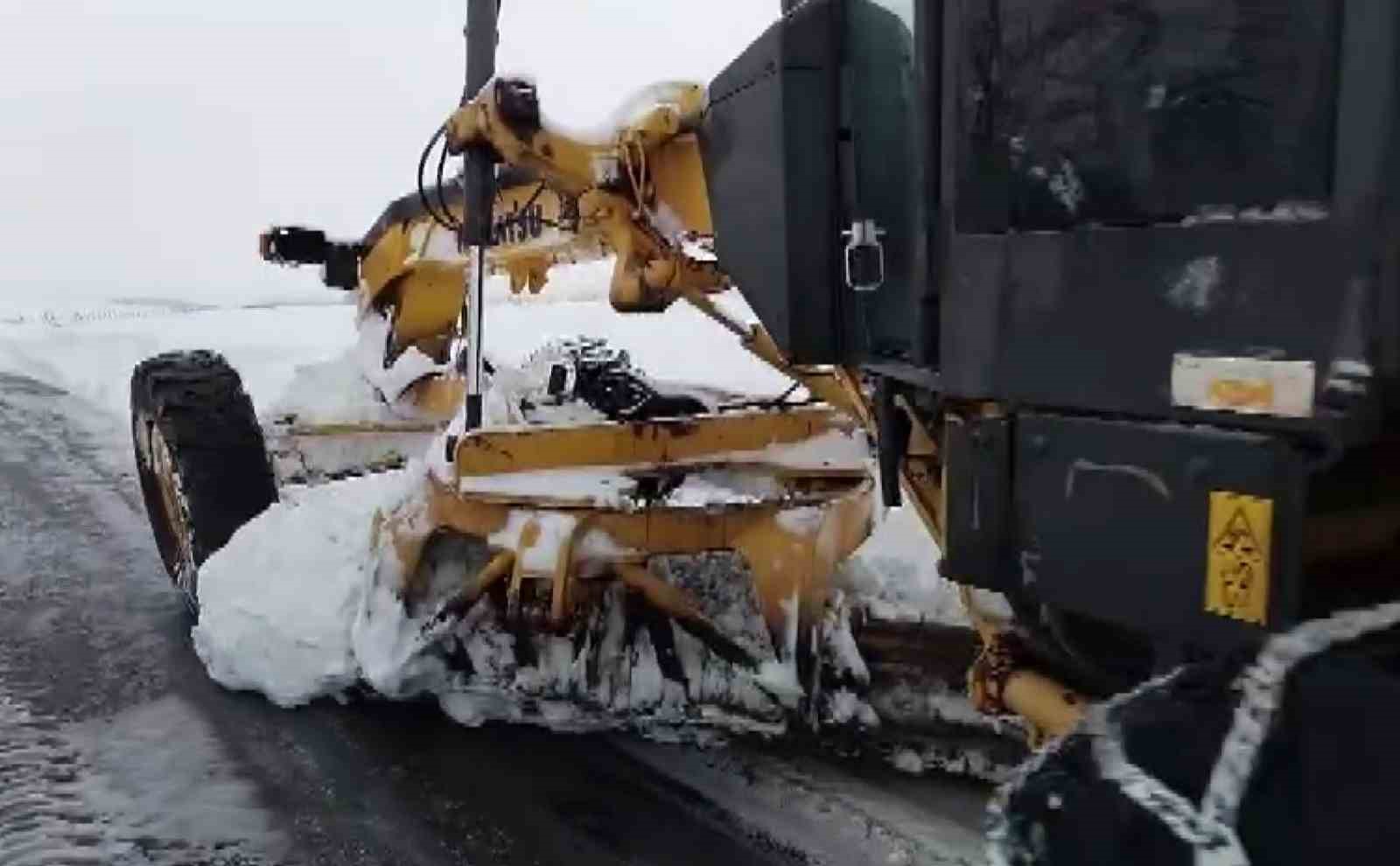 Adıyaman’da karla mücadele aralıksız sürüyor
