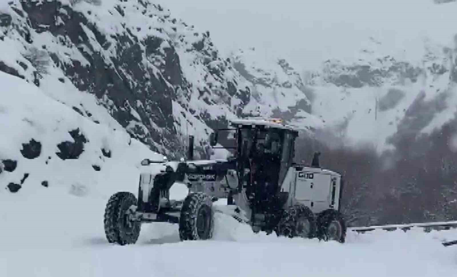 Adıyaman’da karla mücadele aralıksız sürüyor
