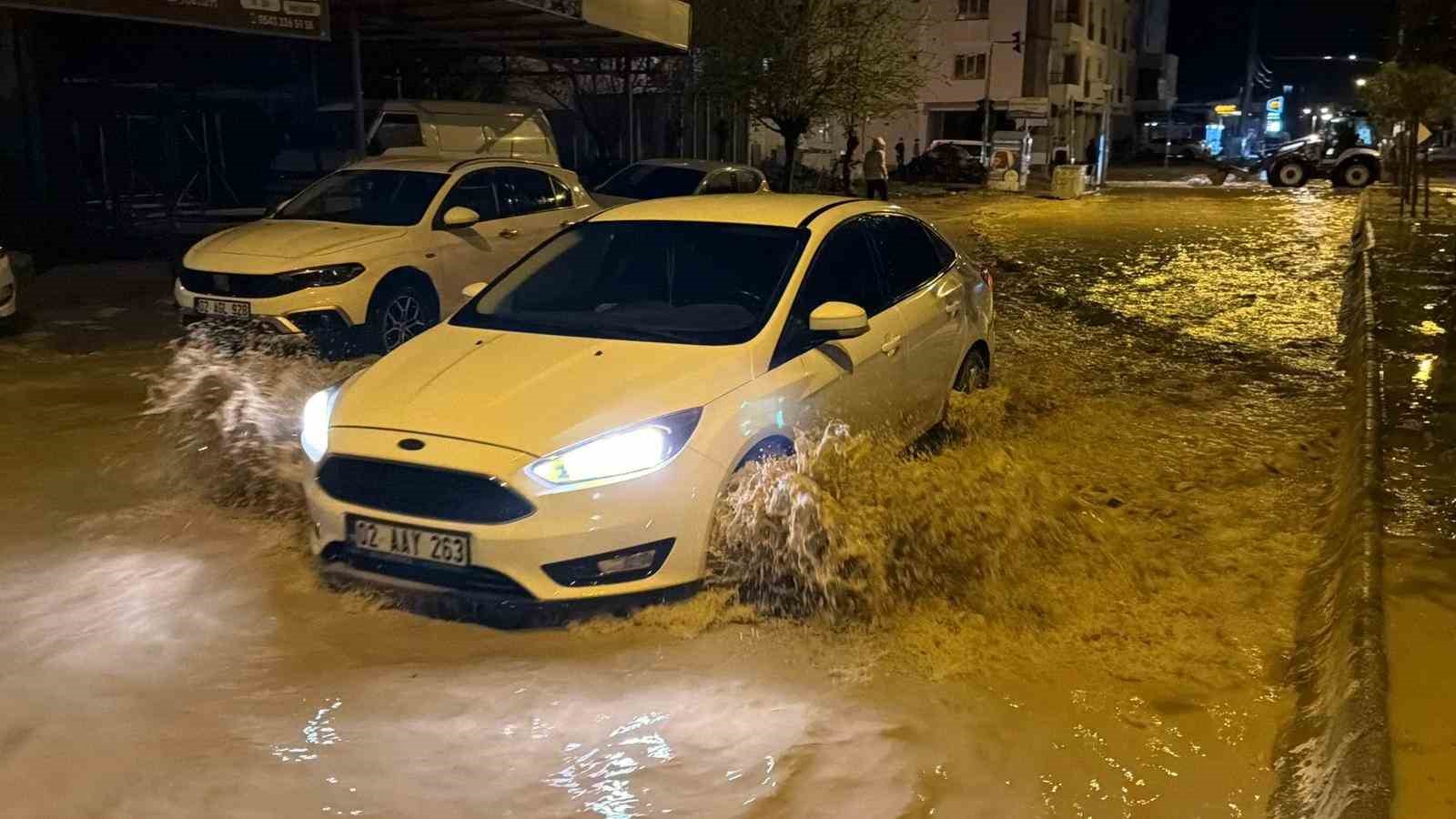 Adıyaman’da kuvvetli yağış sele neden oldu, araçlar mahsur kaldı
