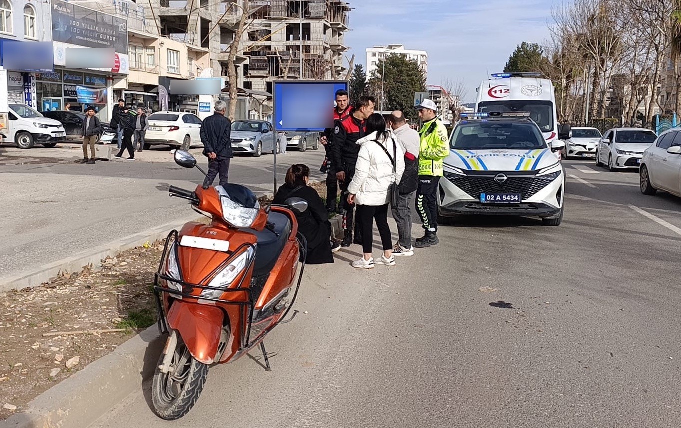 Adıyaman’da motosiklet yayaya çarptı: 3 yaralı
