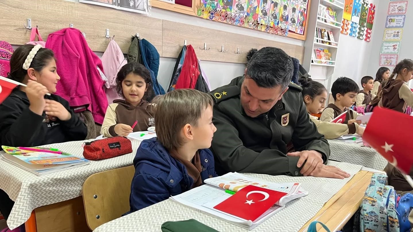 Adıyaman’da öğrencilerden Mehmetçiğe anlamlı mektup
