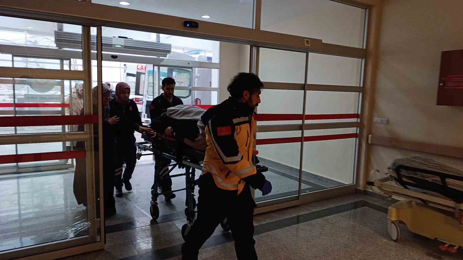 Adıyaman’da otomobil şarampole devrildi: 5 yaralı
