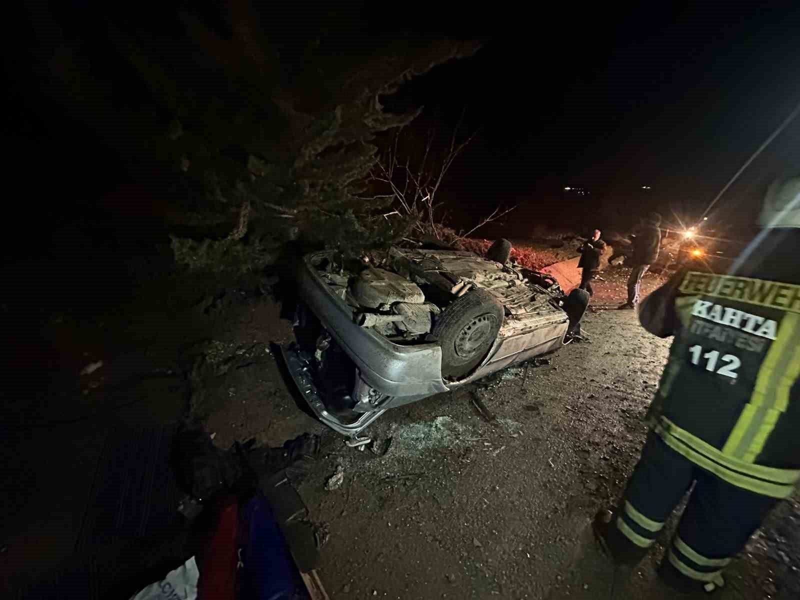 Adıyaman’da otomobil şarampole yuvarlandı: 2 yaralı
