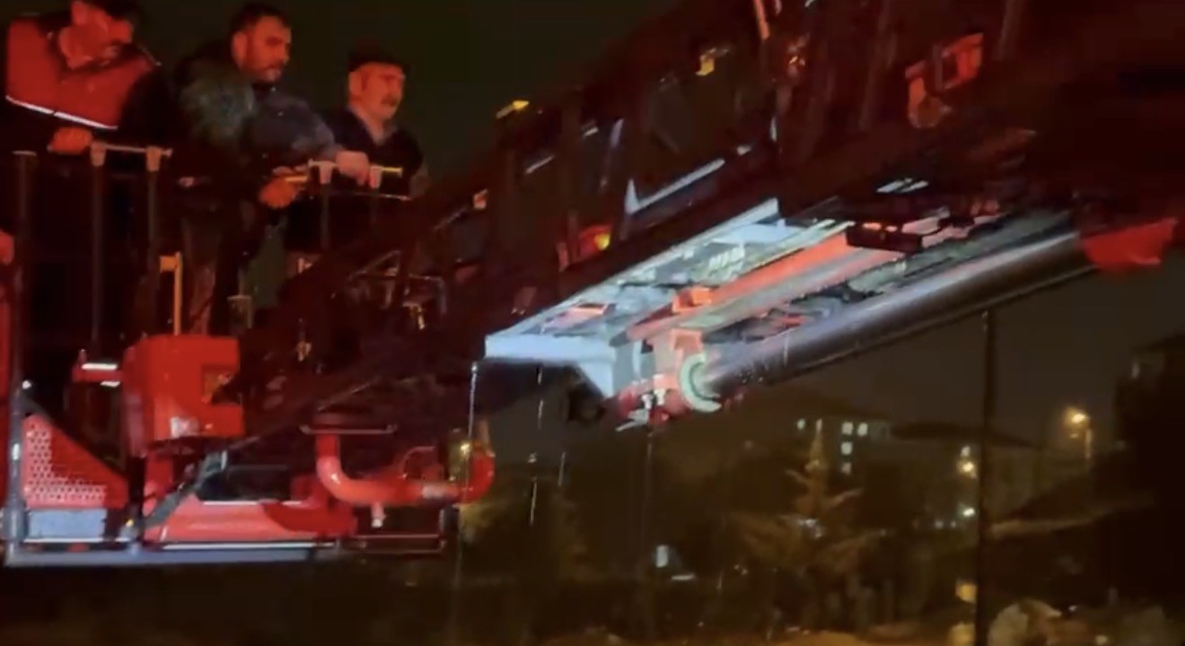 Adıyaman’da sele yakalanan araç suya gömüldü
