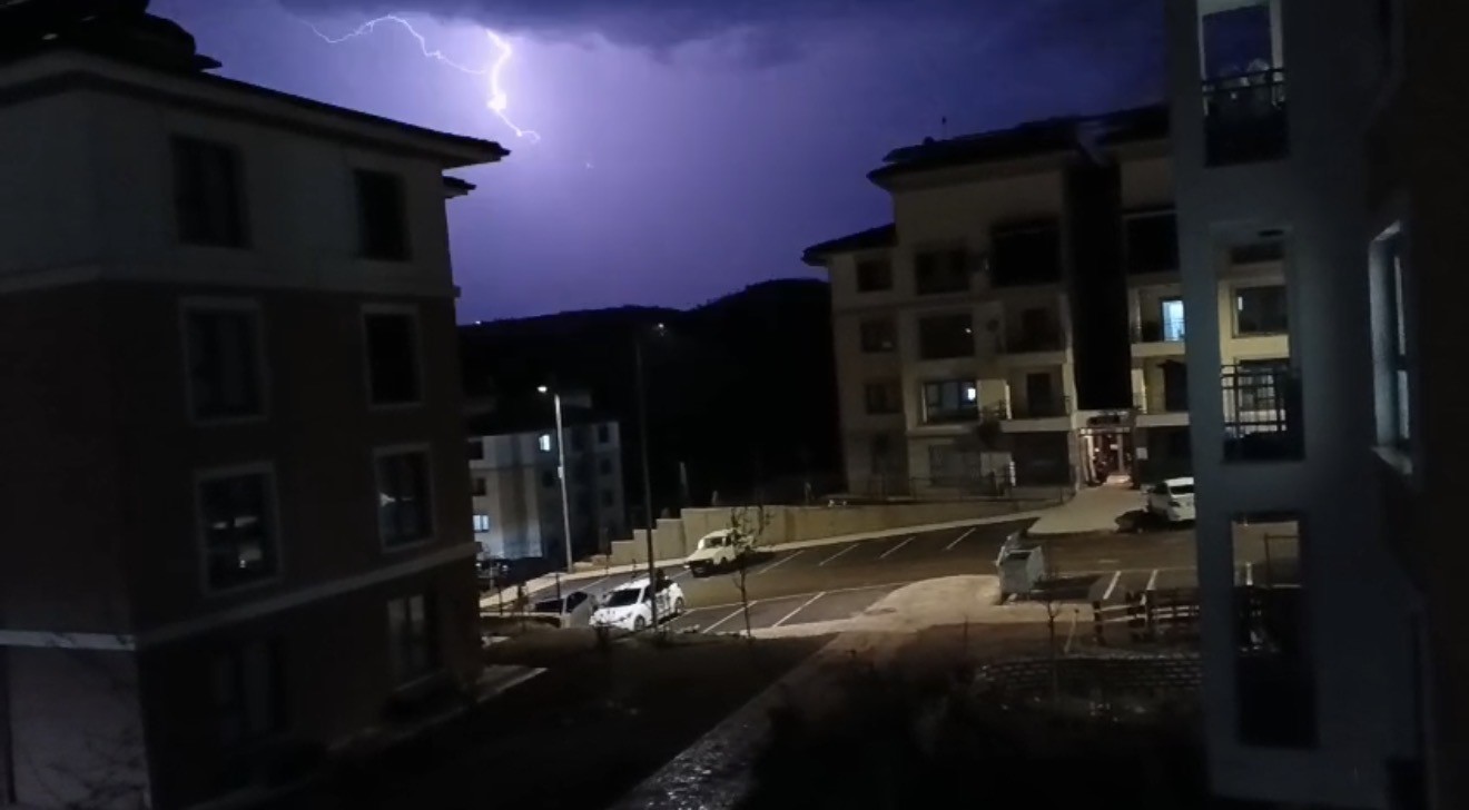 Adıyaman’da şimşekler geceyi aydınlattı
