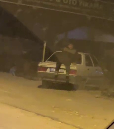 Adıyaman’da tepki çeken görüntü: Seyir halindeki otomobilin bagaj kısmına oturarak ilerledi
