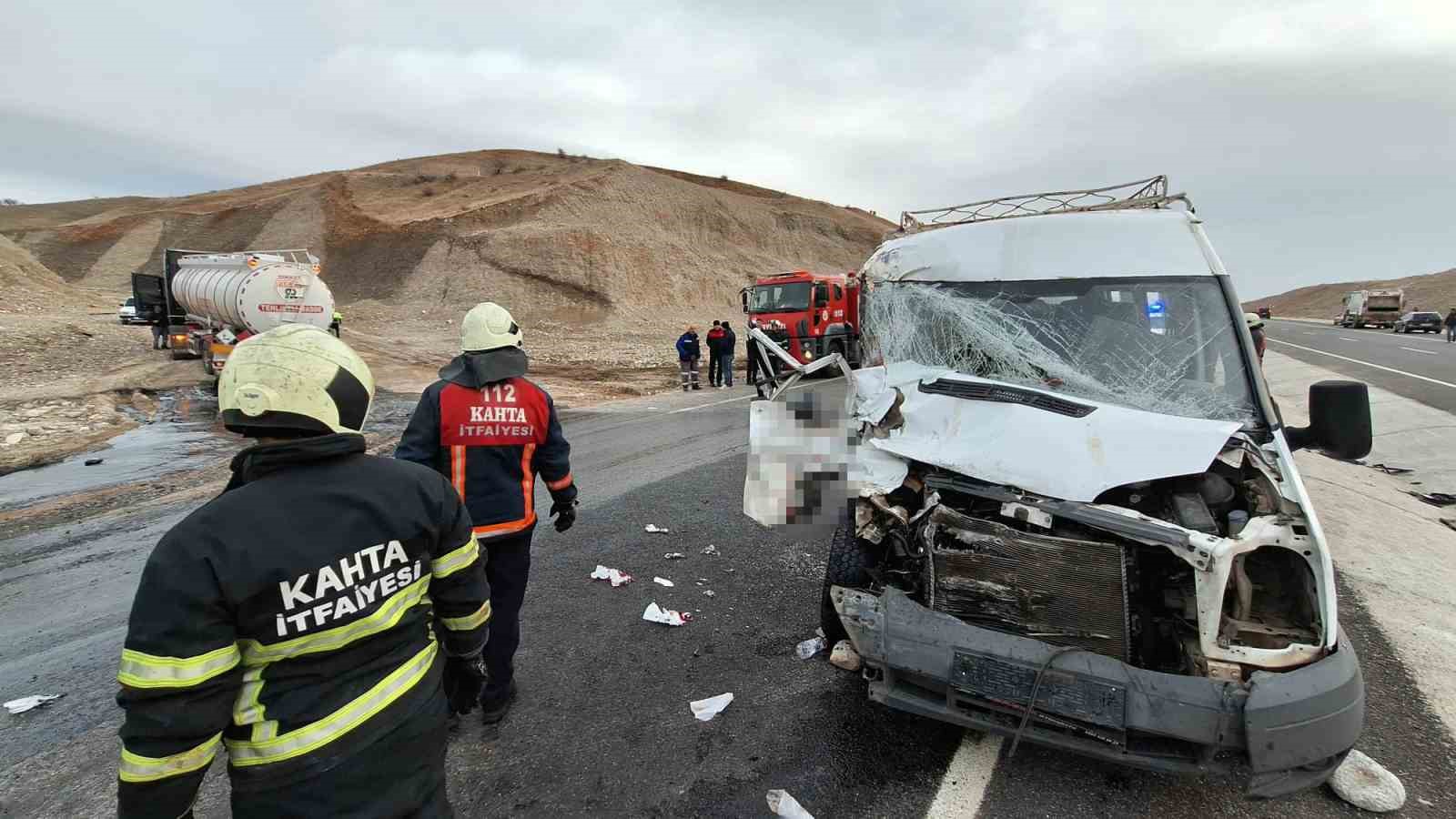 Adıyaman’da tır ile minibüs çarpıştı: 7 yaralı
