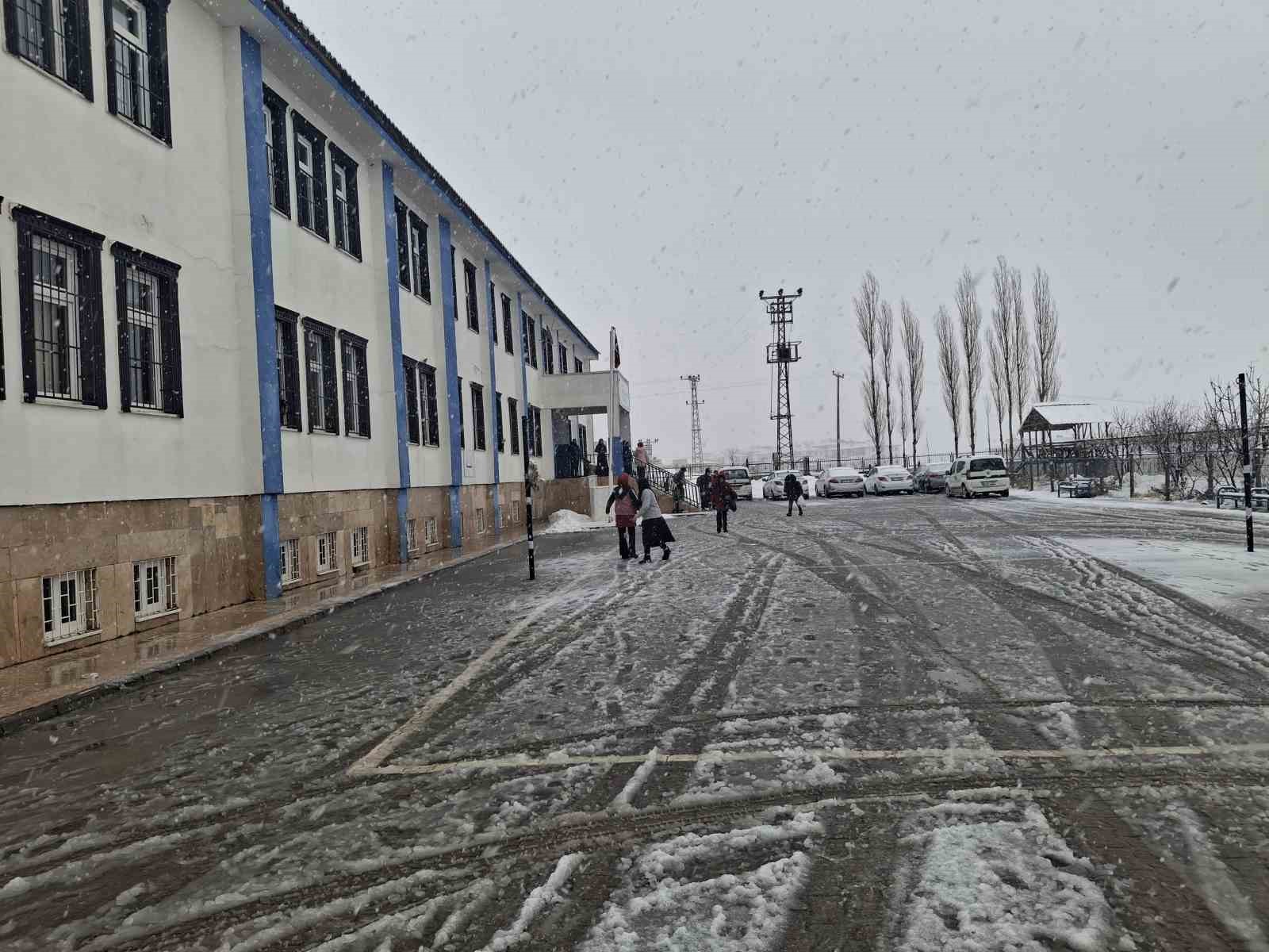 Adıyaman’ın ilçelerinde taşımalı eğitime kar engeli
