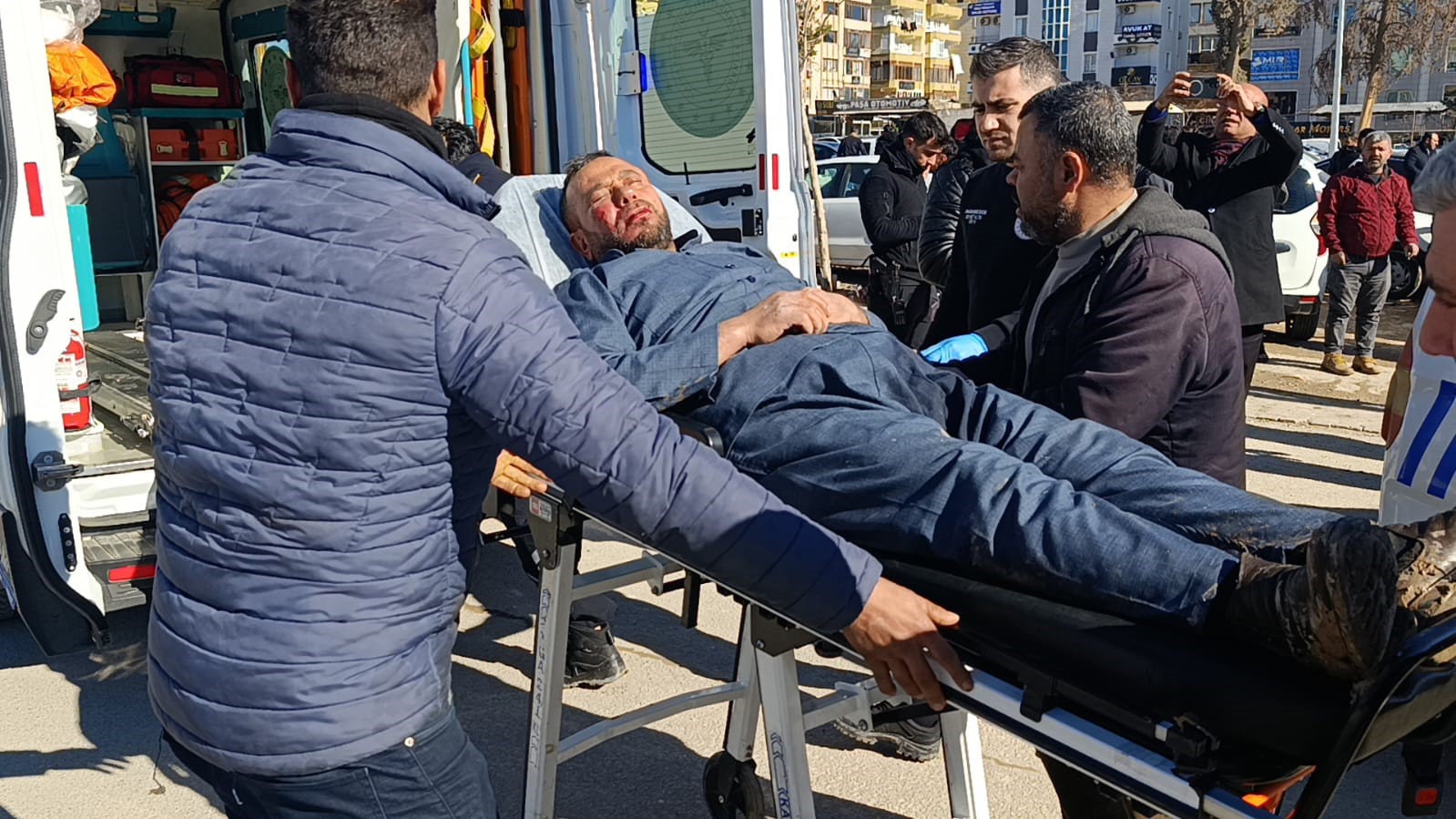 Adliye önünde boşanma kavgası: 2 yaralı
