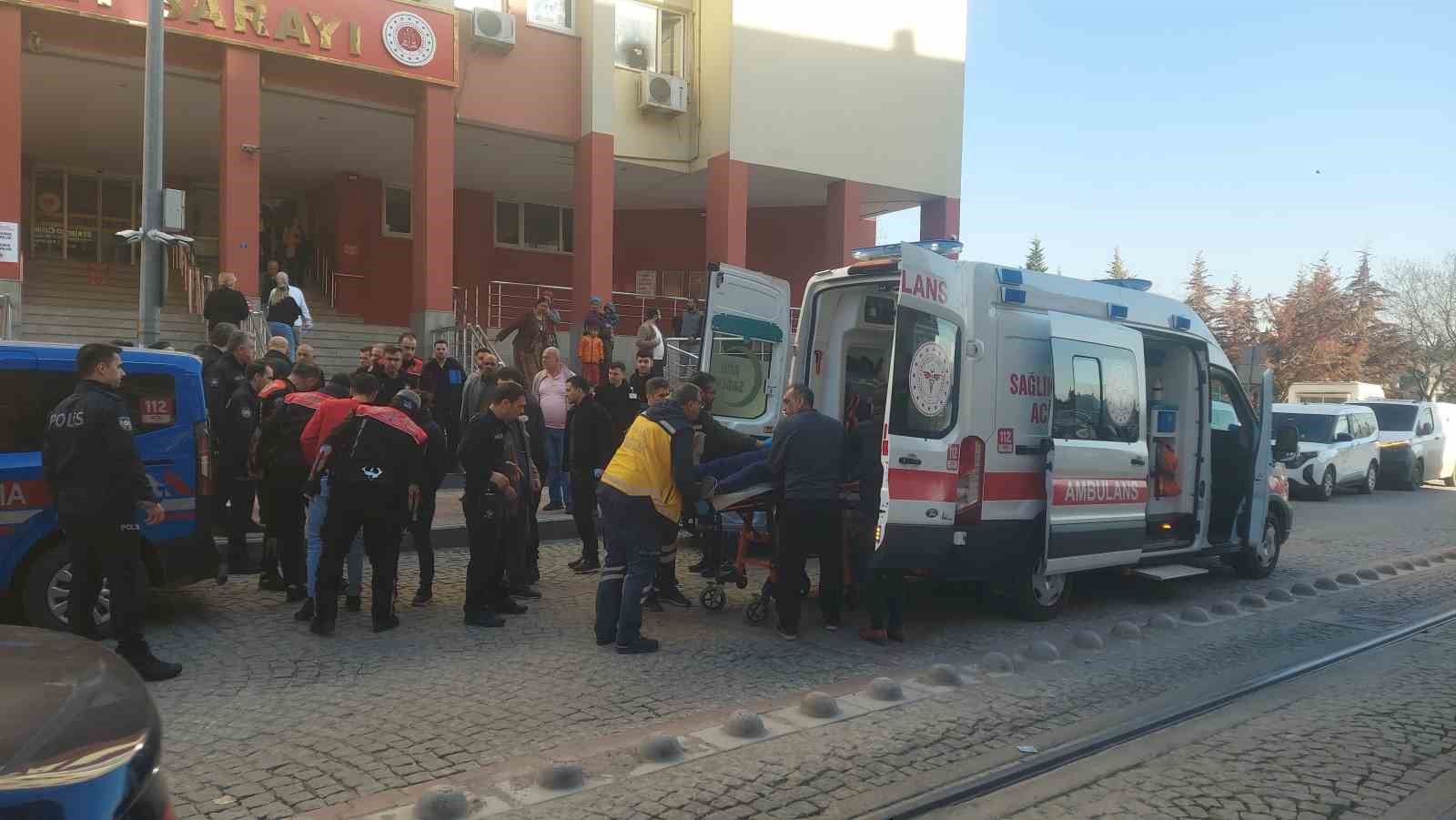 Adliye önünde kalbinden bıçaklanarak öldürülen Emrah’ın amcası konuştu
